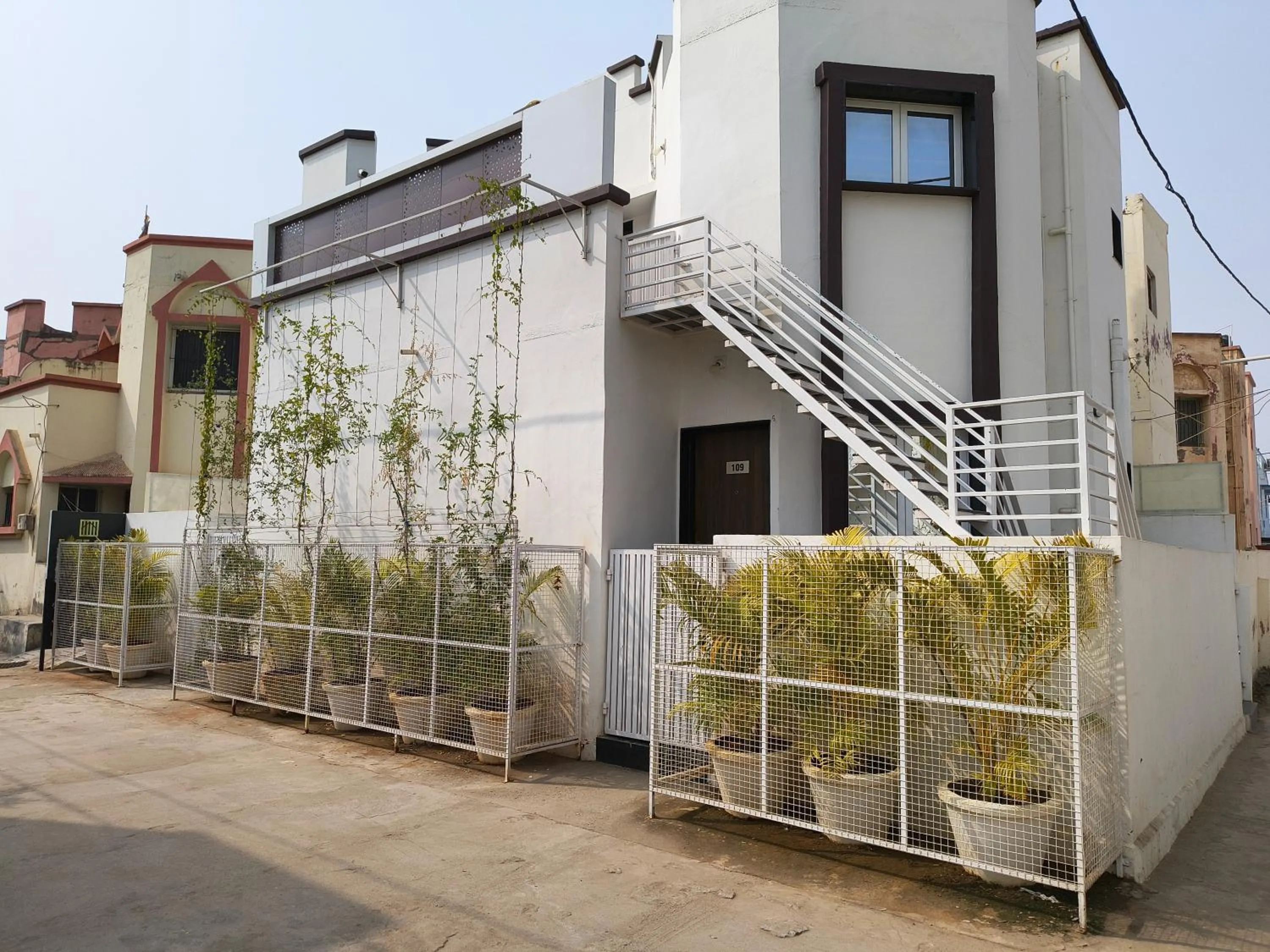 Property building in Daze Off Studio house