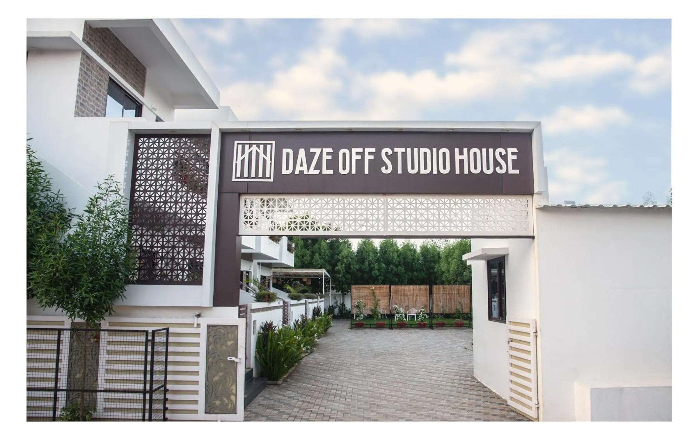 Facade/entrance in Daze Off Studio house