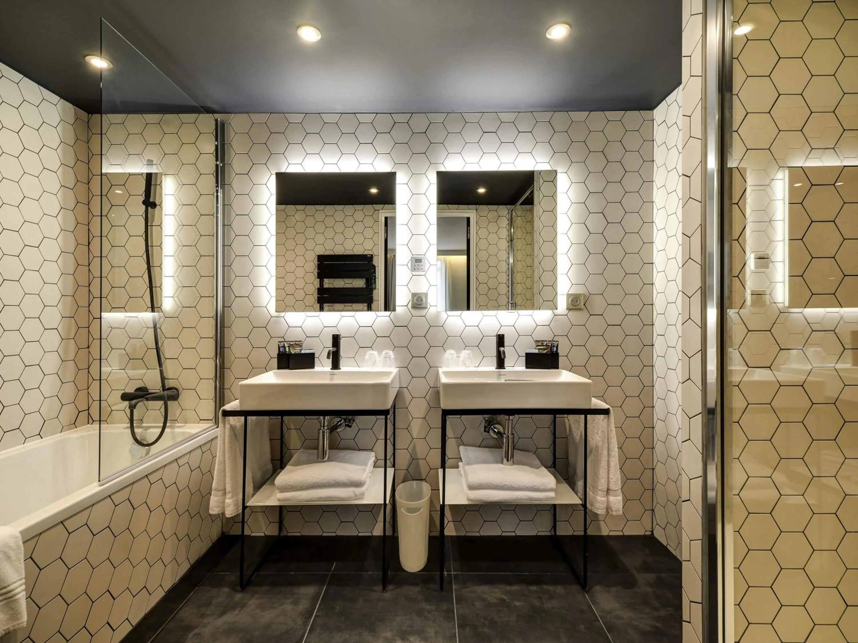 Bedroom in Novotel Paris Centre Bercy