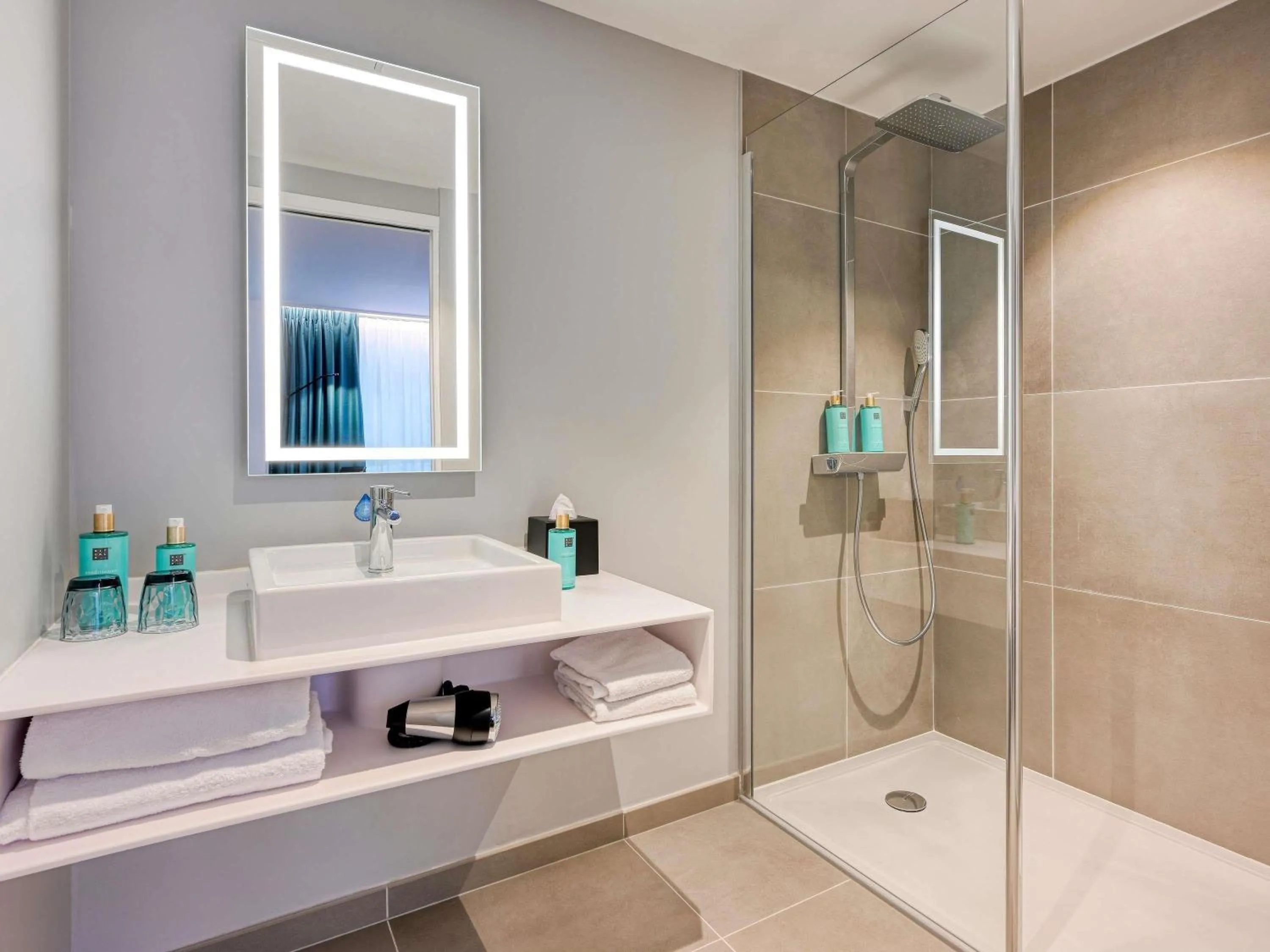 Bedroom in Novotel Paris Centre Bercy