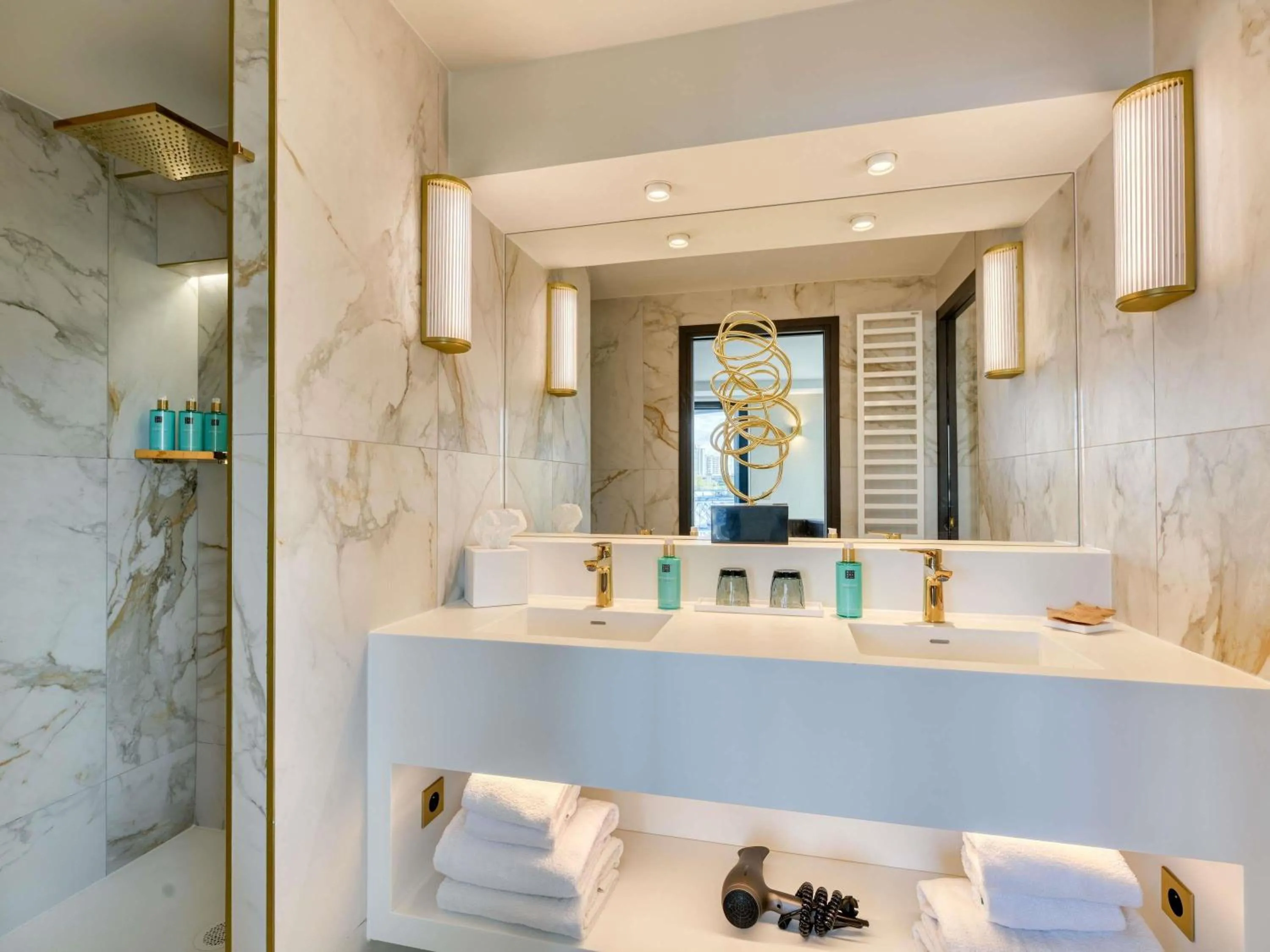 Bedroom in Novotel Paris Centre Bercy