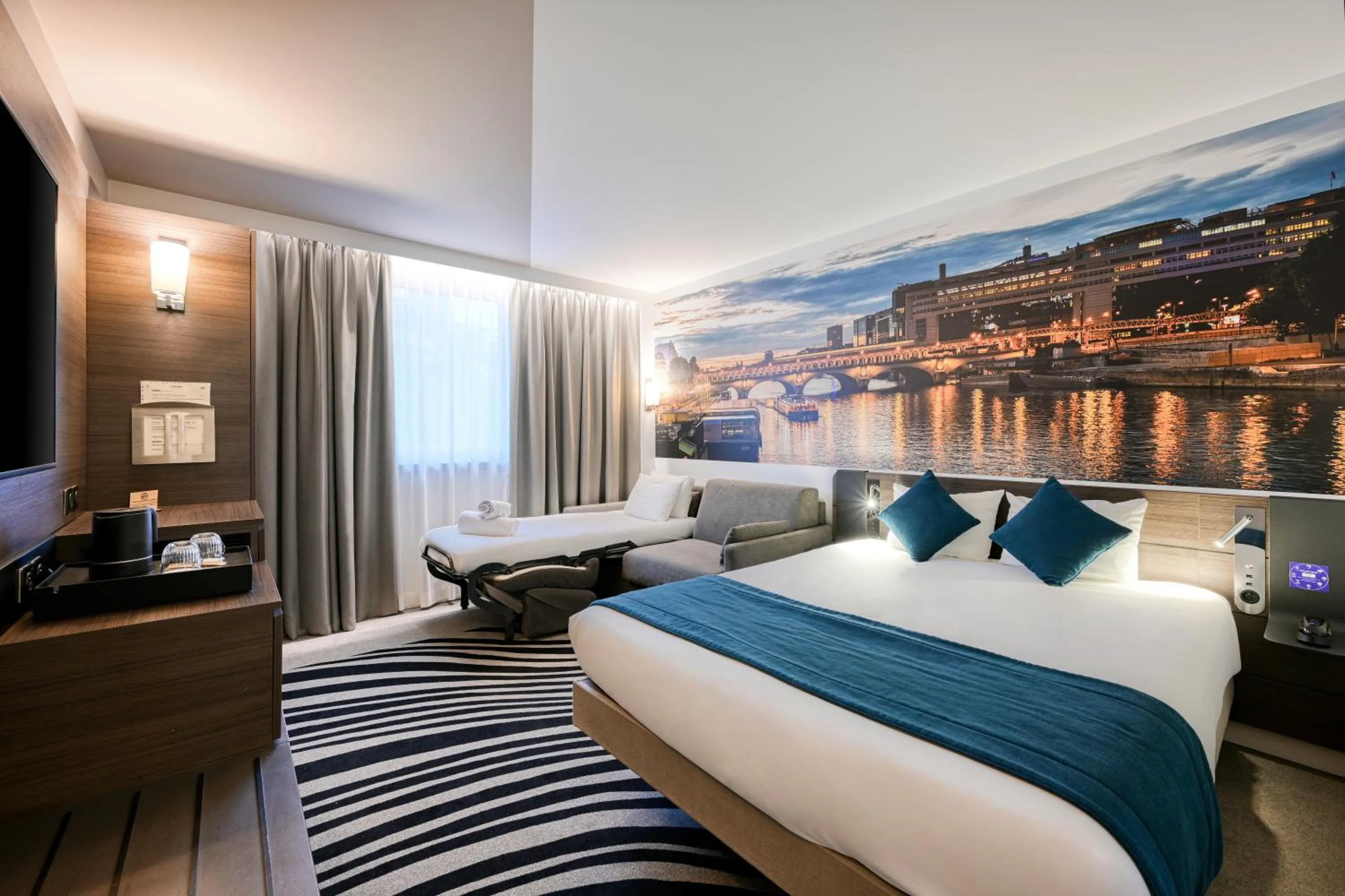 Bedroom, Bed in Novotel Paris Centre Bercy