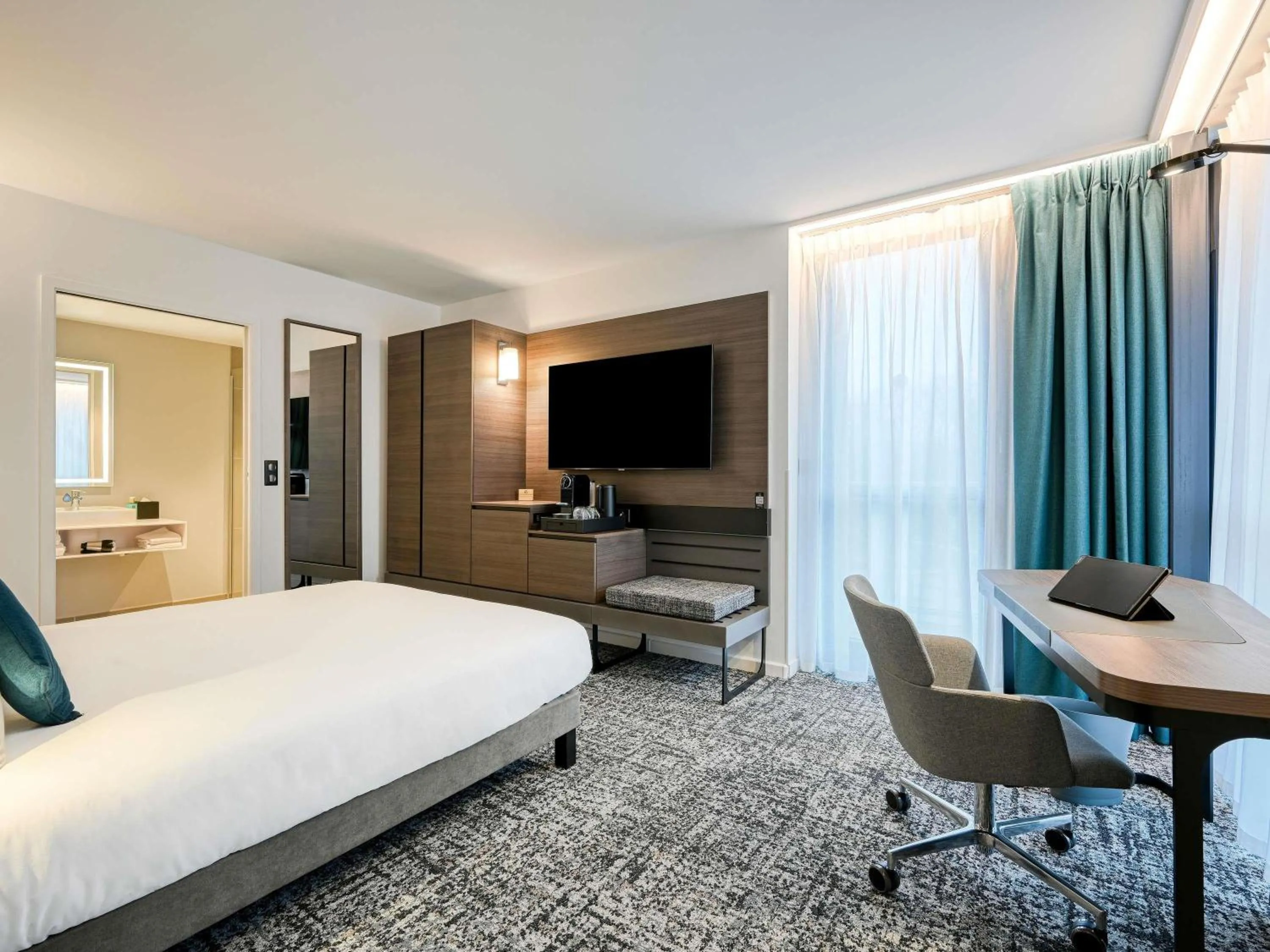 Bedroom, Bed in Novotel Paris Centre Bercy