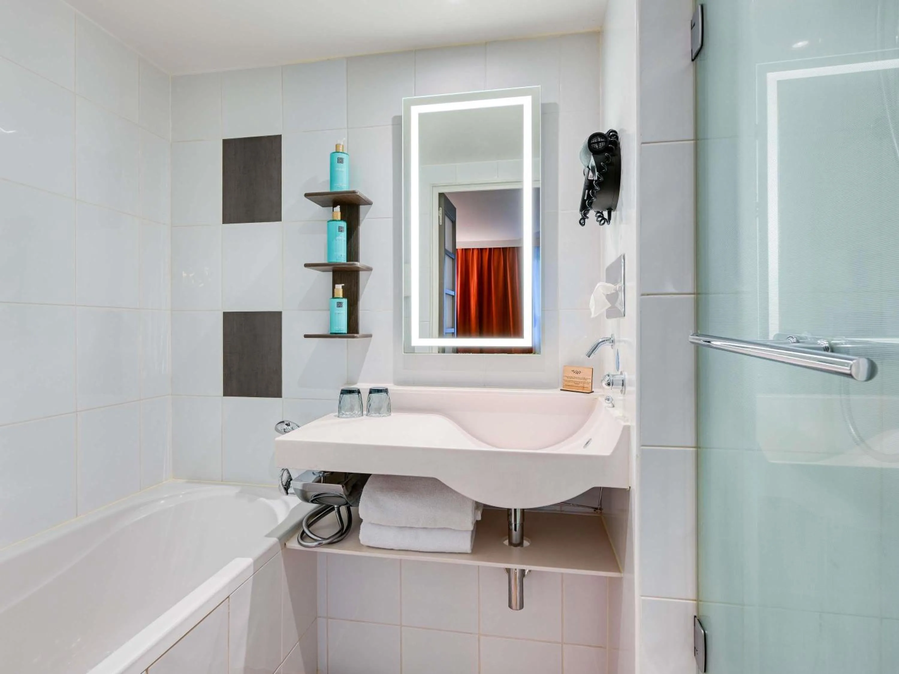 Bathroom in Novotel Paris Centre Bercy