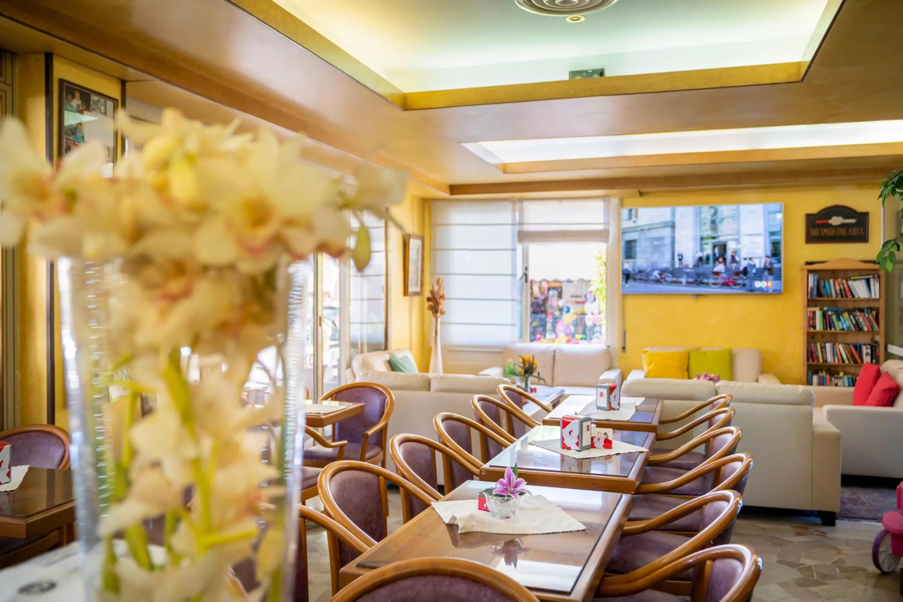 Restaurant/places to eat in Hotel Harry's