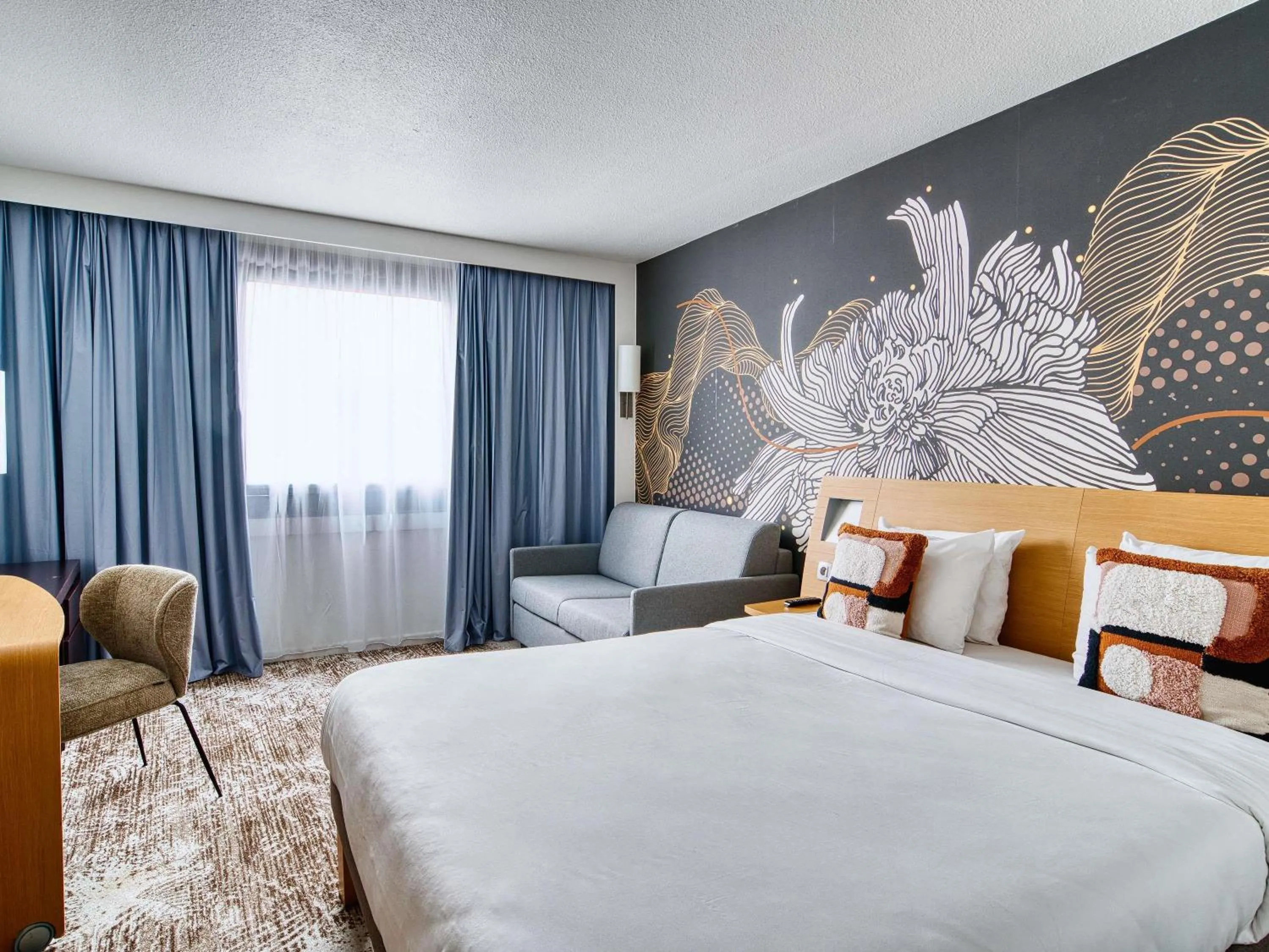 Property building, Bed in Novotel Paris Charenton le Pont