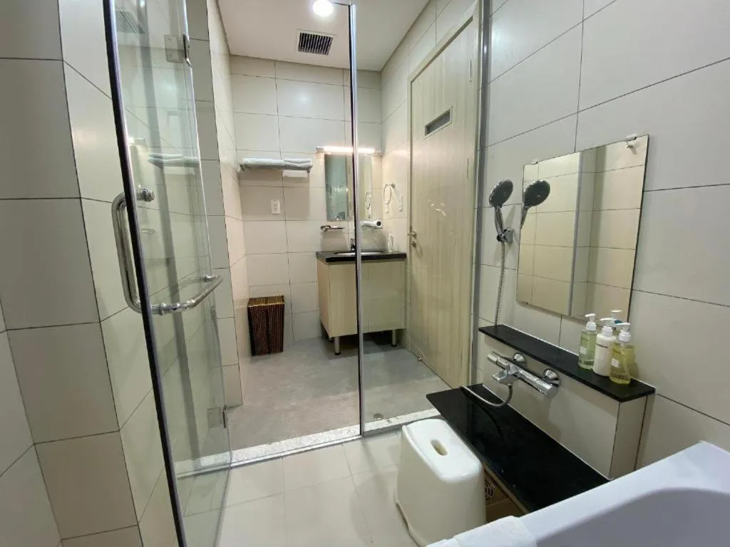 Shower in FAMILLE HA NAM