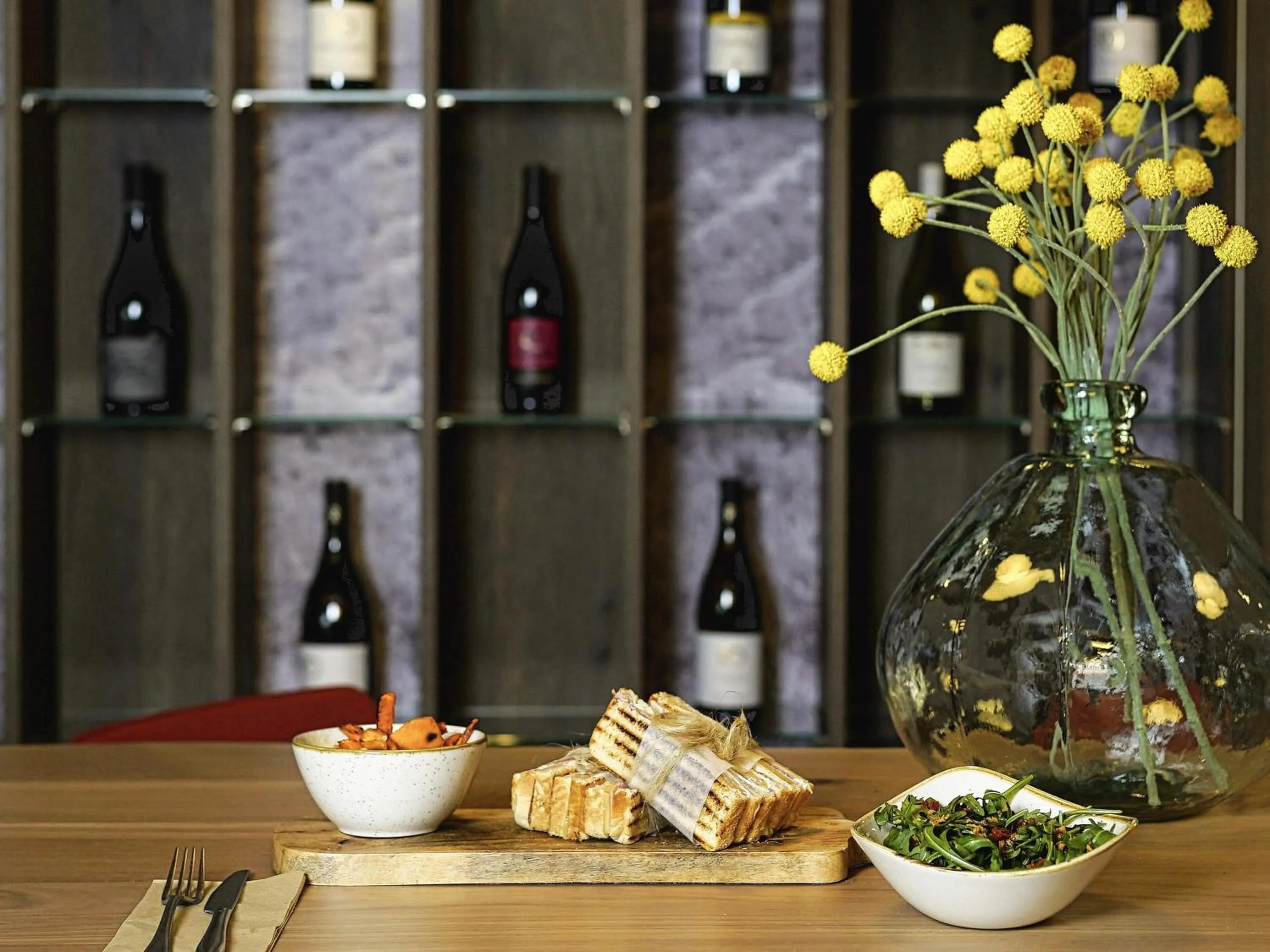 Lounge or bar in Mercure Valence