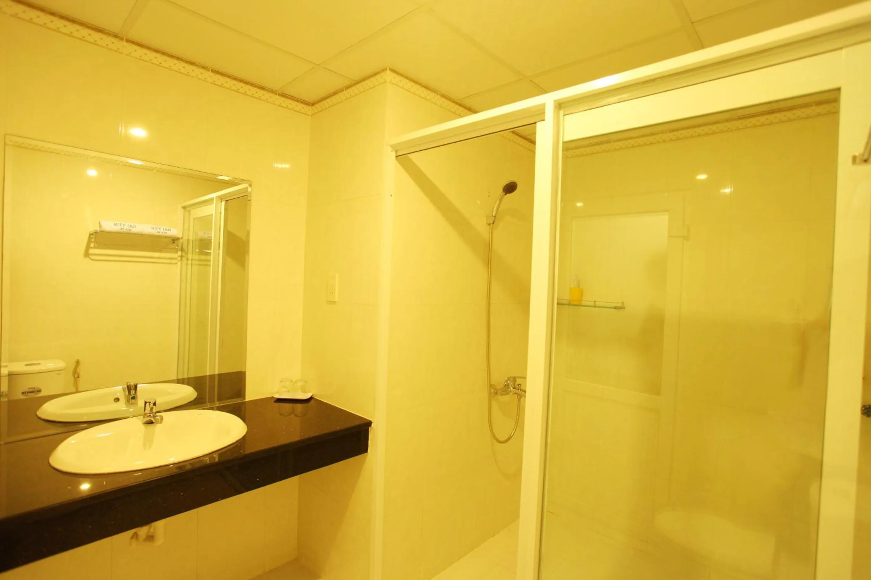 Shower in Hai Yen Family Hotel