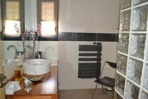 Bathroom in Château Serigues
