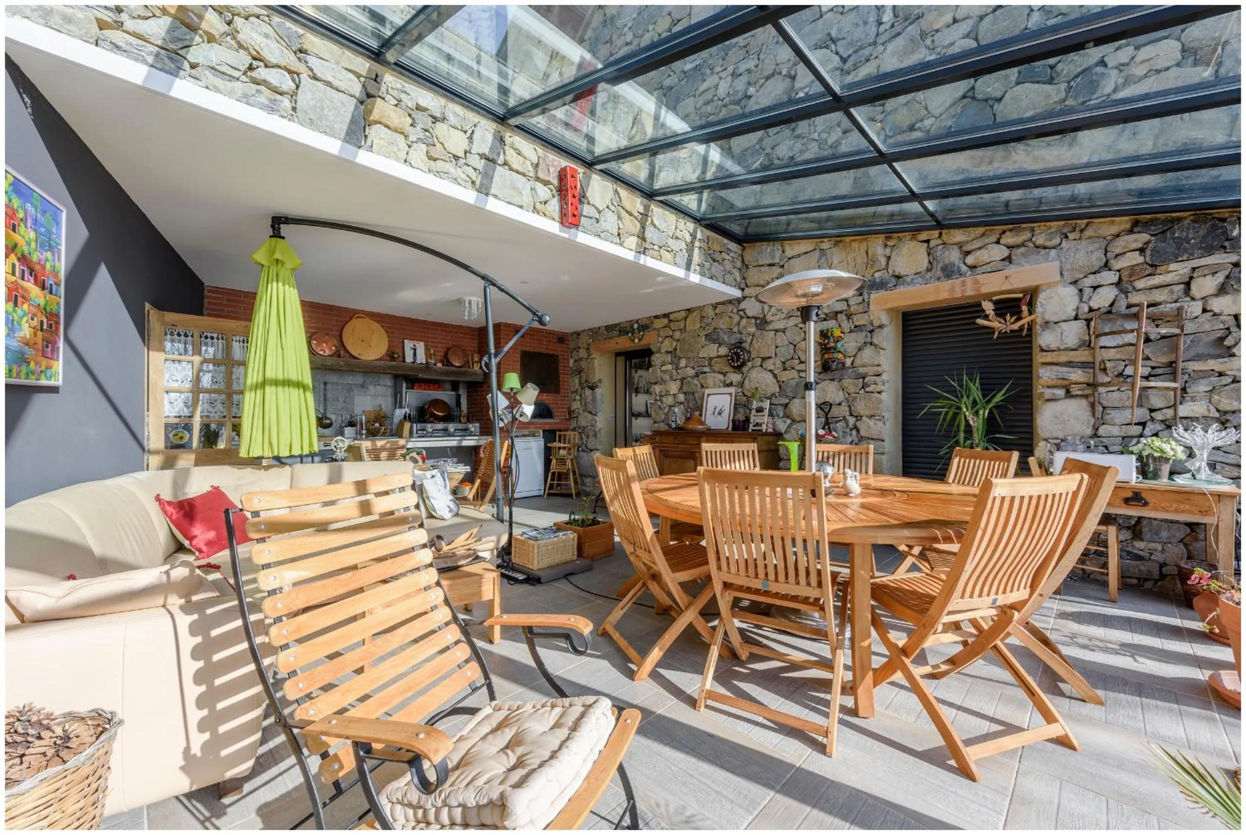 Dining area in Château Serigues