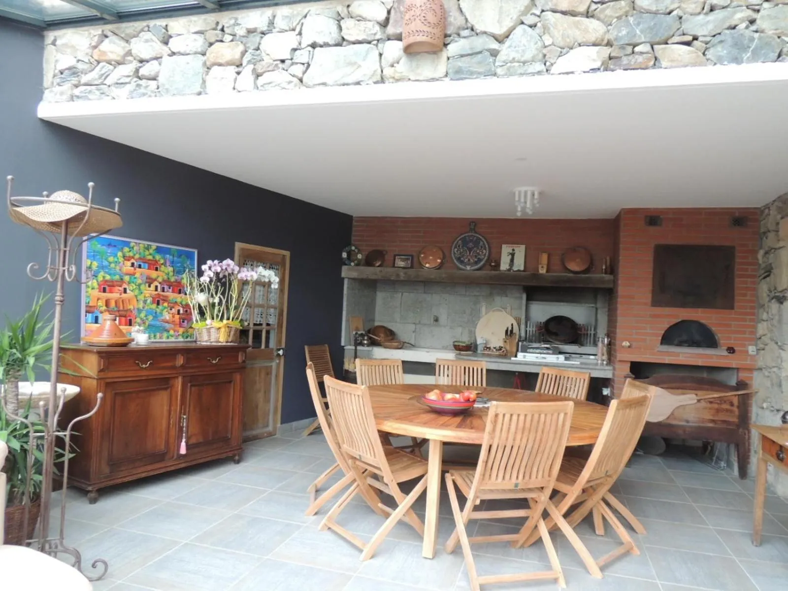 Dining area in Château Serigues