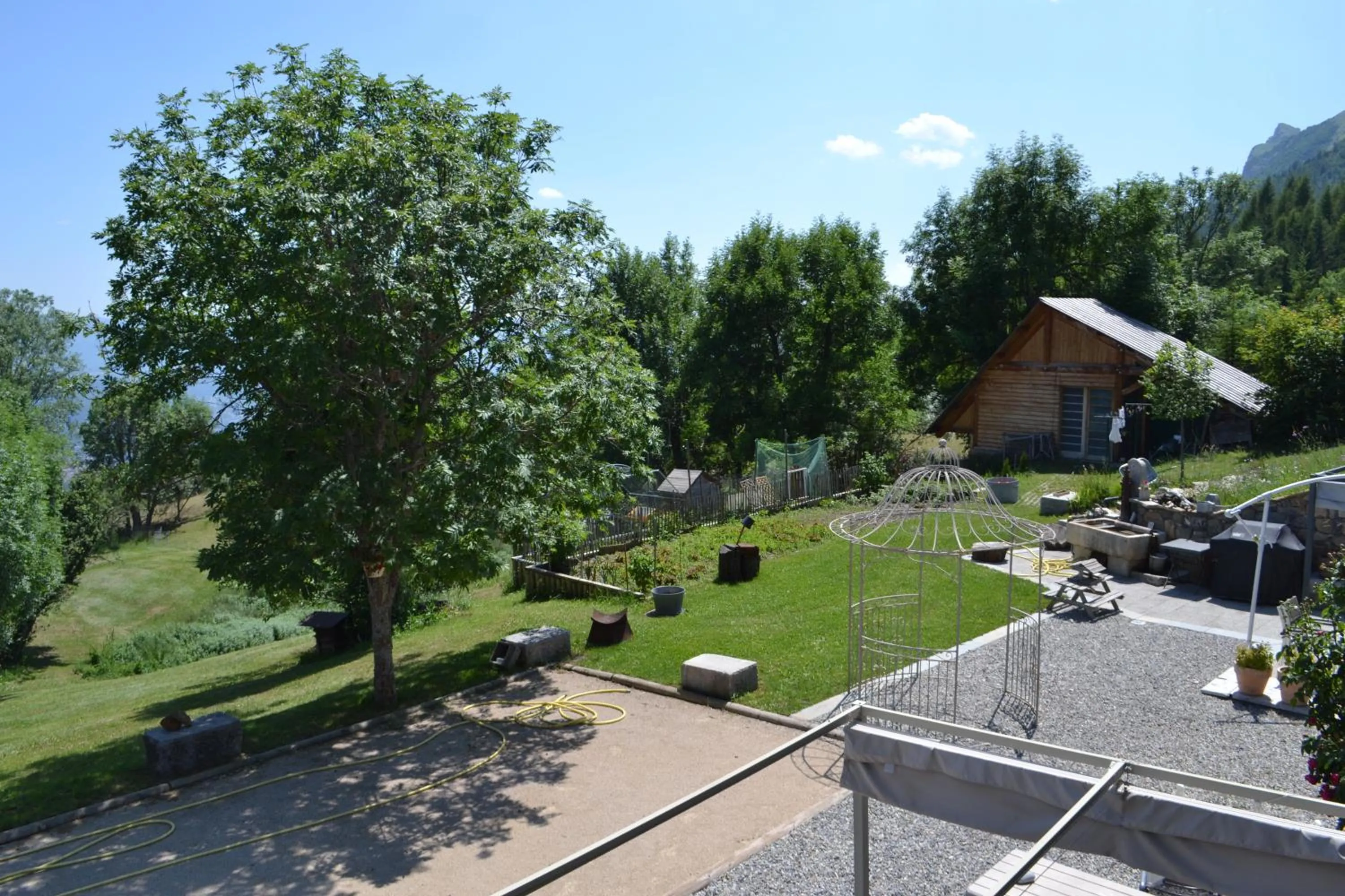 Garden view in Château Serigues