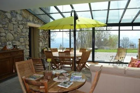 Dining area in Château Serigues