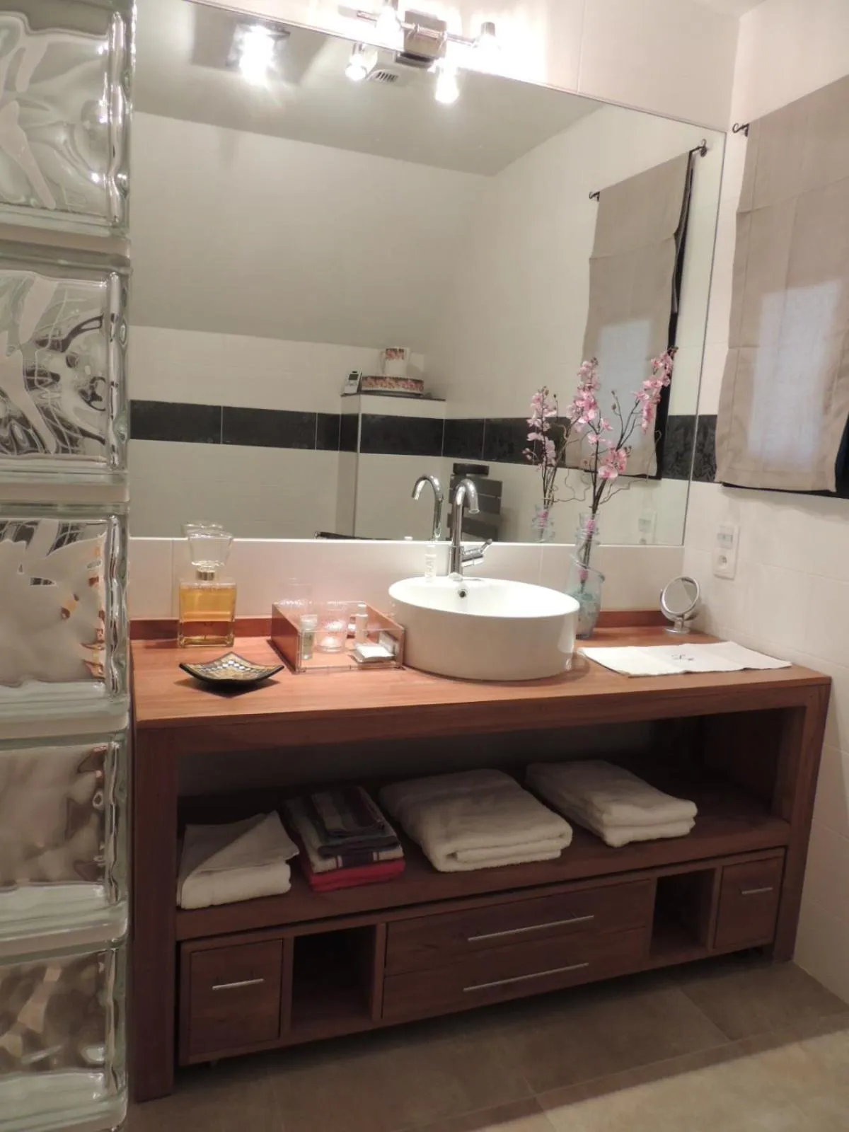 Bathroom in Château Serigues