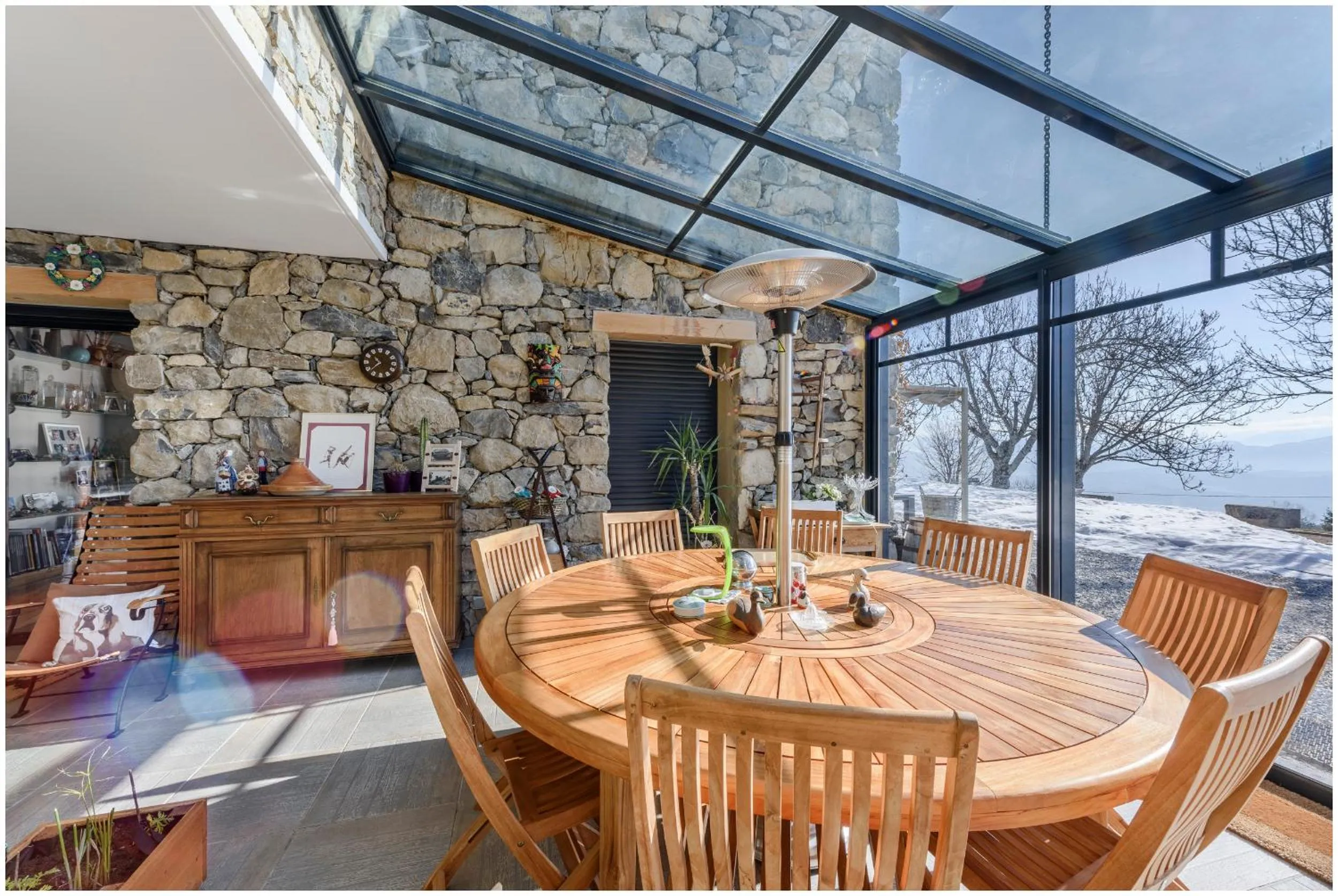 Dining area in Château Serigues