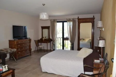 Photo of the whole room in Château Serigues