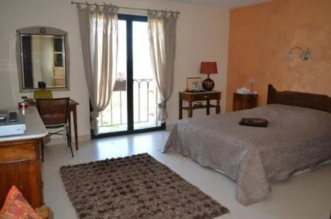 Photo of the whole room in Château Serigues