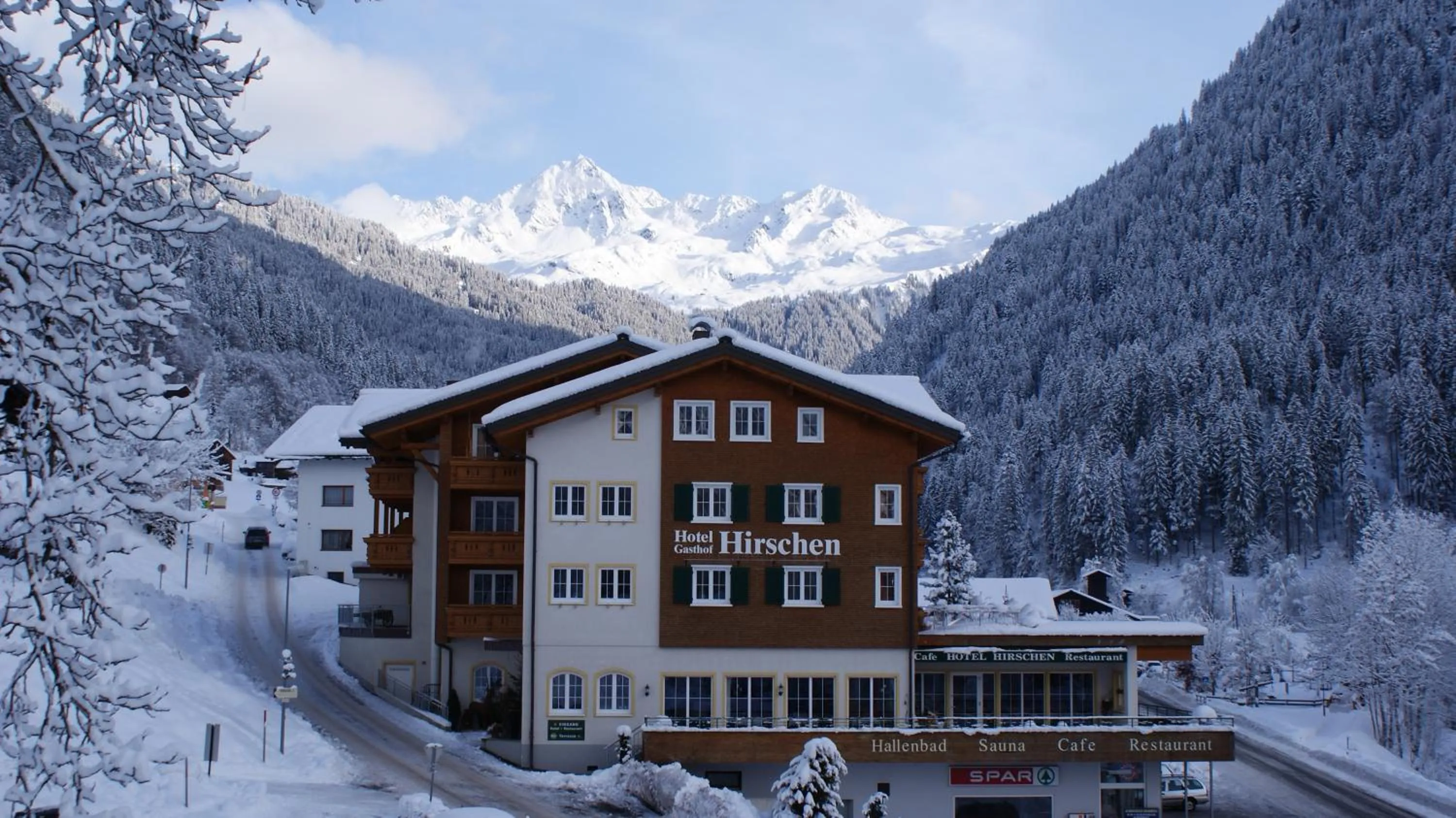 Facade/entrance in Hotel Hirschen