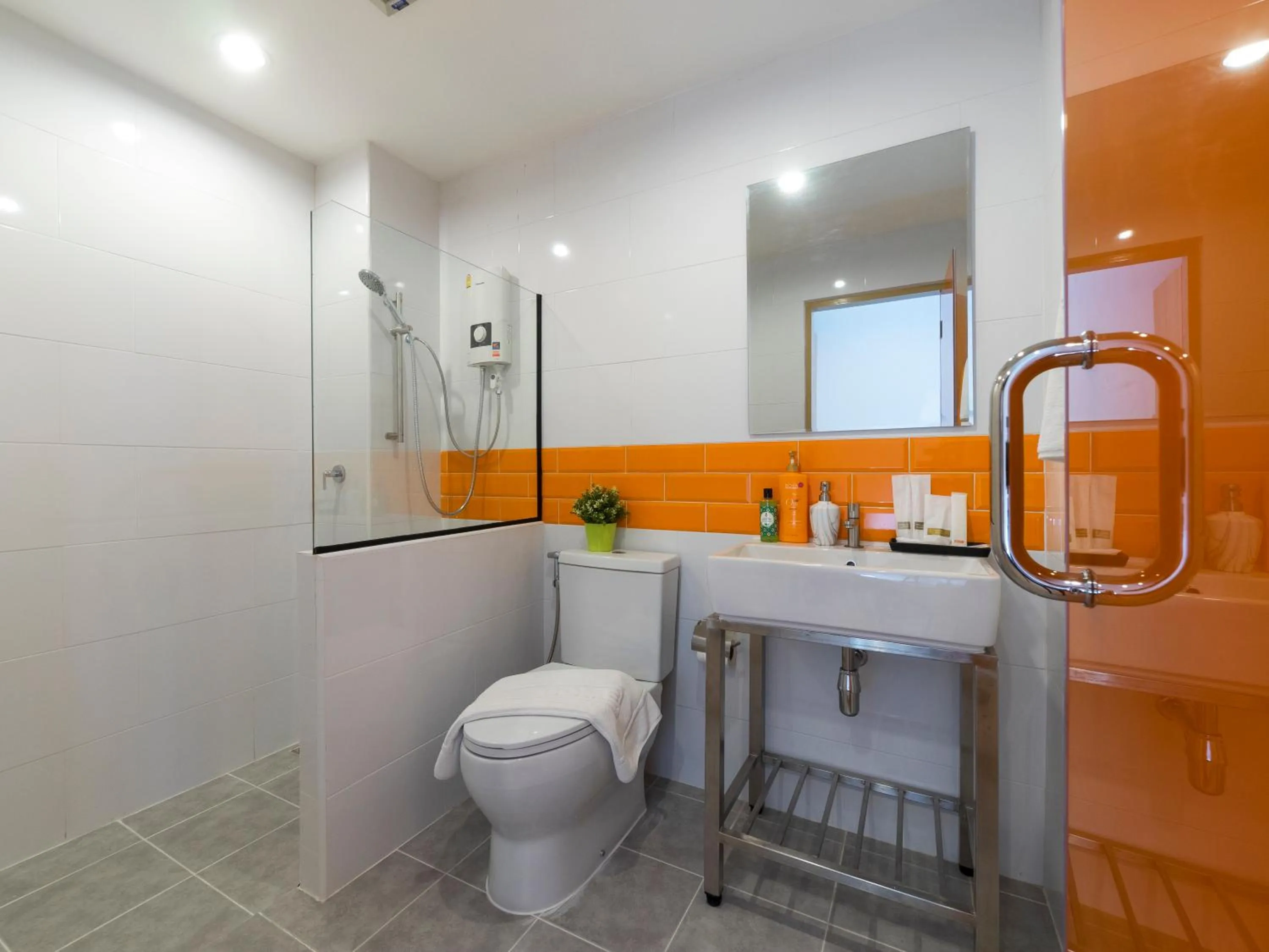 Shower in The Iconic Hotel Don Mueang Airport