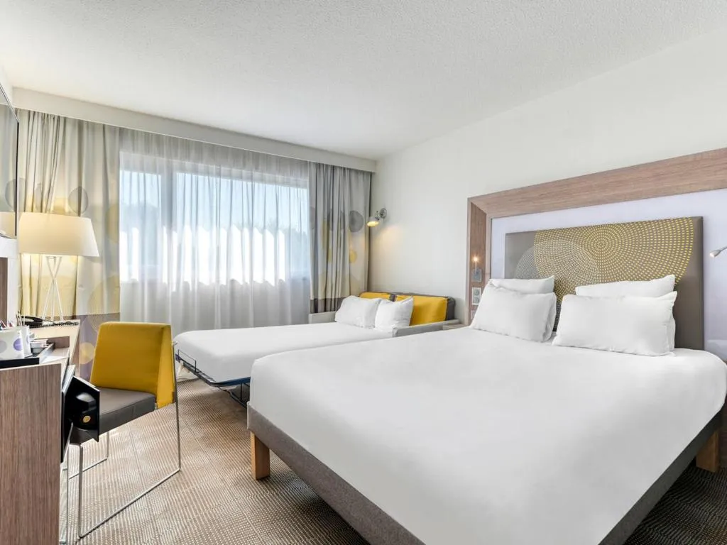 Property building, Bed in Novotel Paris Nord Expo Aulnay