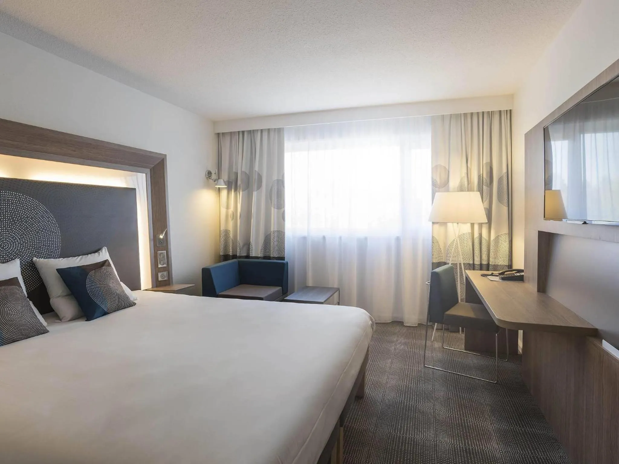 Bedroom, Bed in Novotel Paris Nord Expo Aulnay