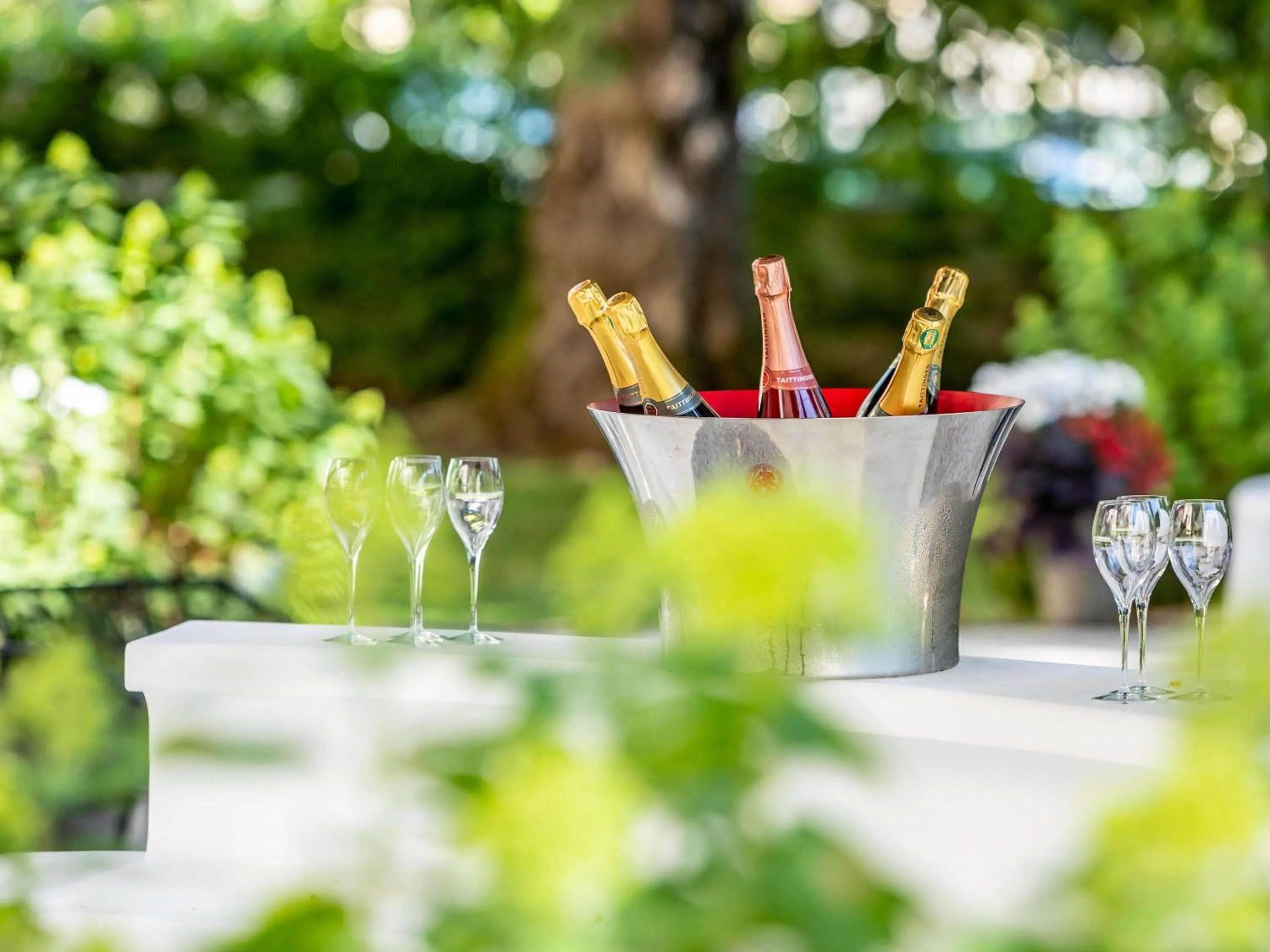 Lounge or bar in Hotel De Bourbon Grand Hotel Mercure Bourges