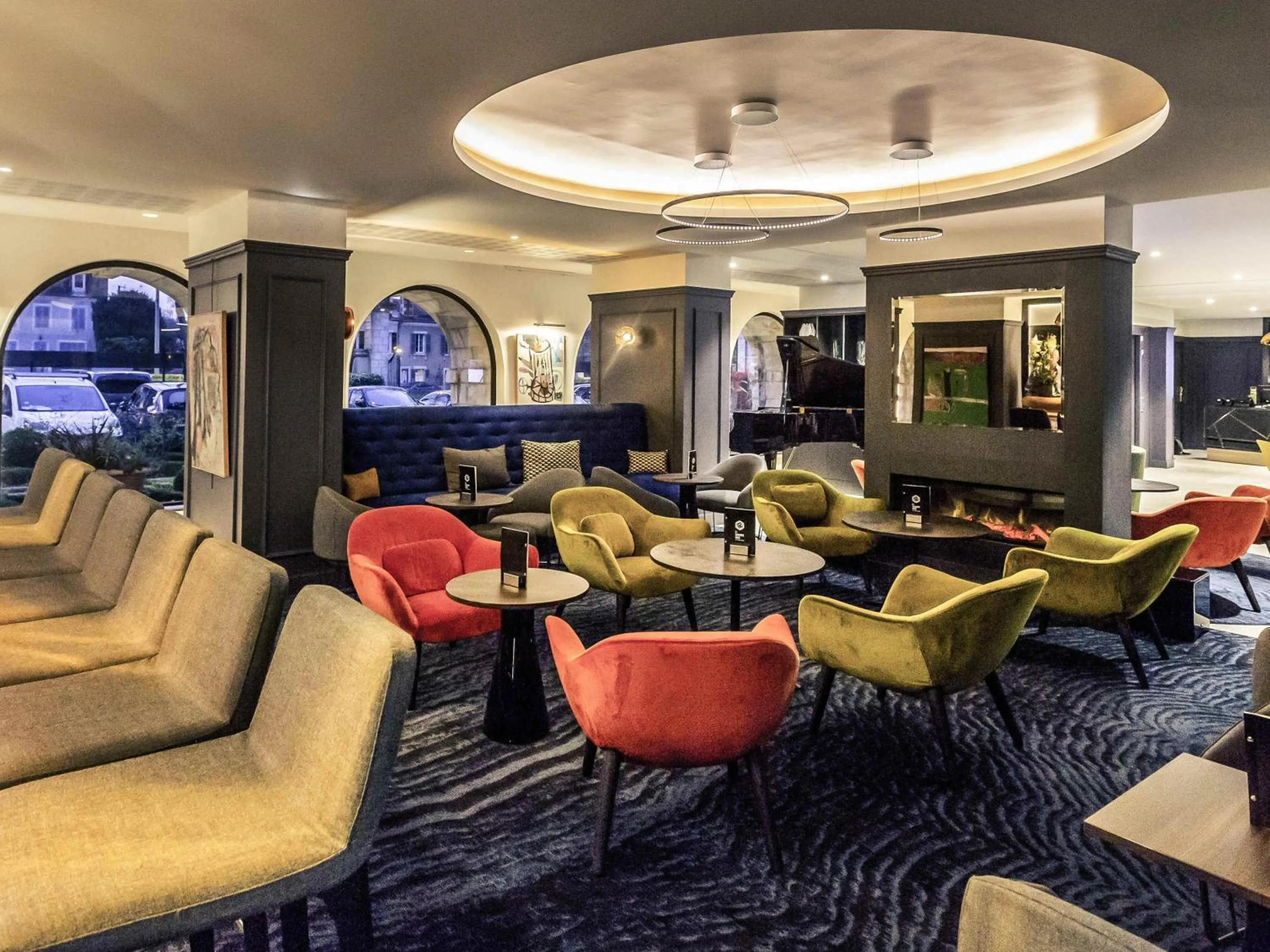 Lounge or bar in Hotel De Bourbon Grand Hotel Mercure Bourges