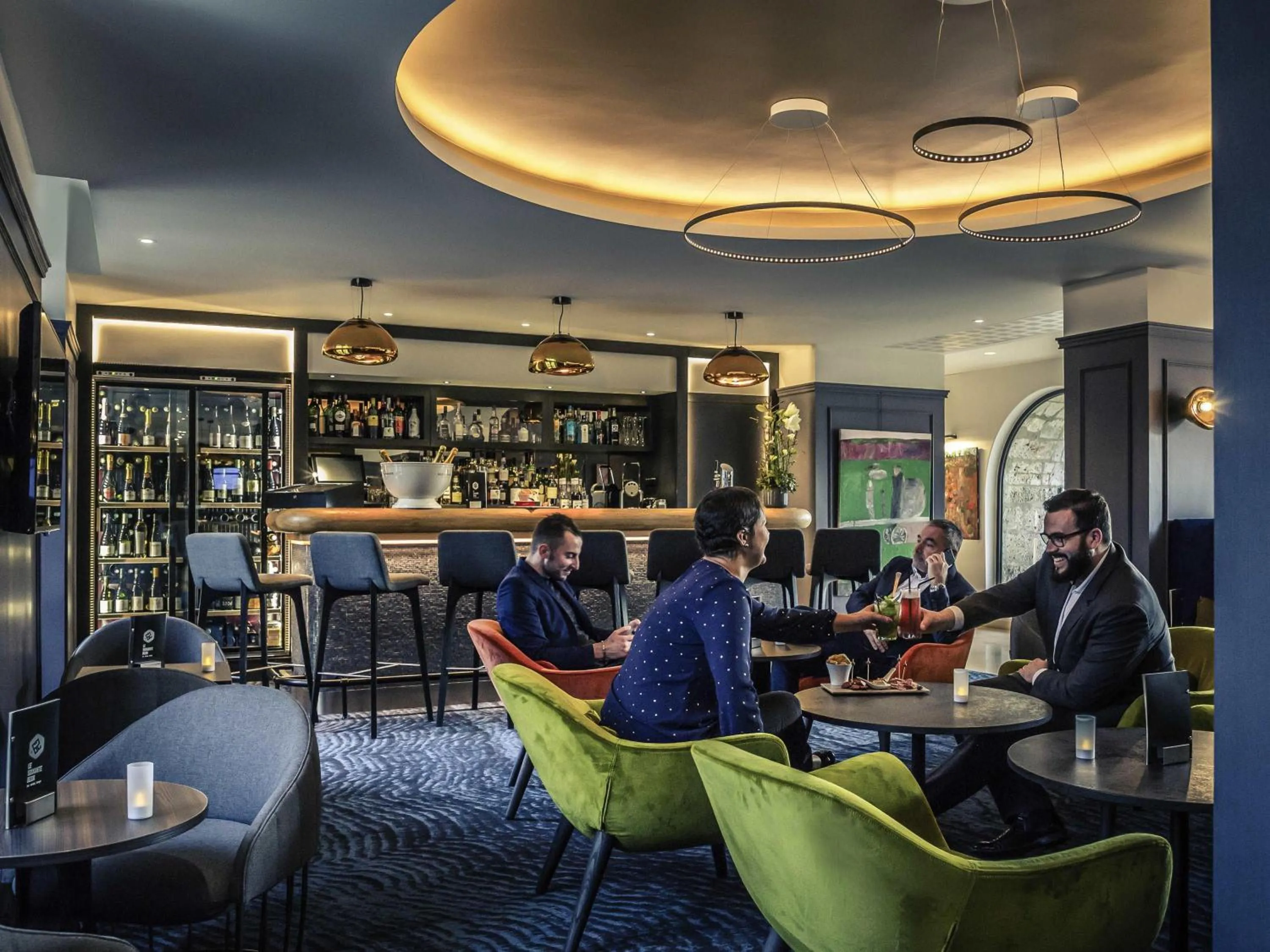 Lounge or bar in Hotel De Bourbon Grand Hotel Mercure Bourges