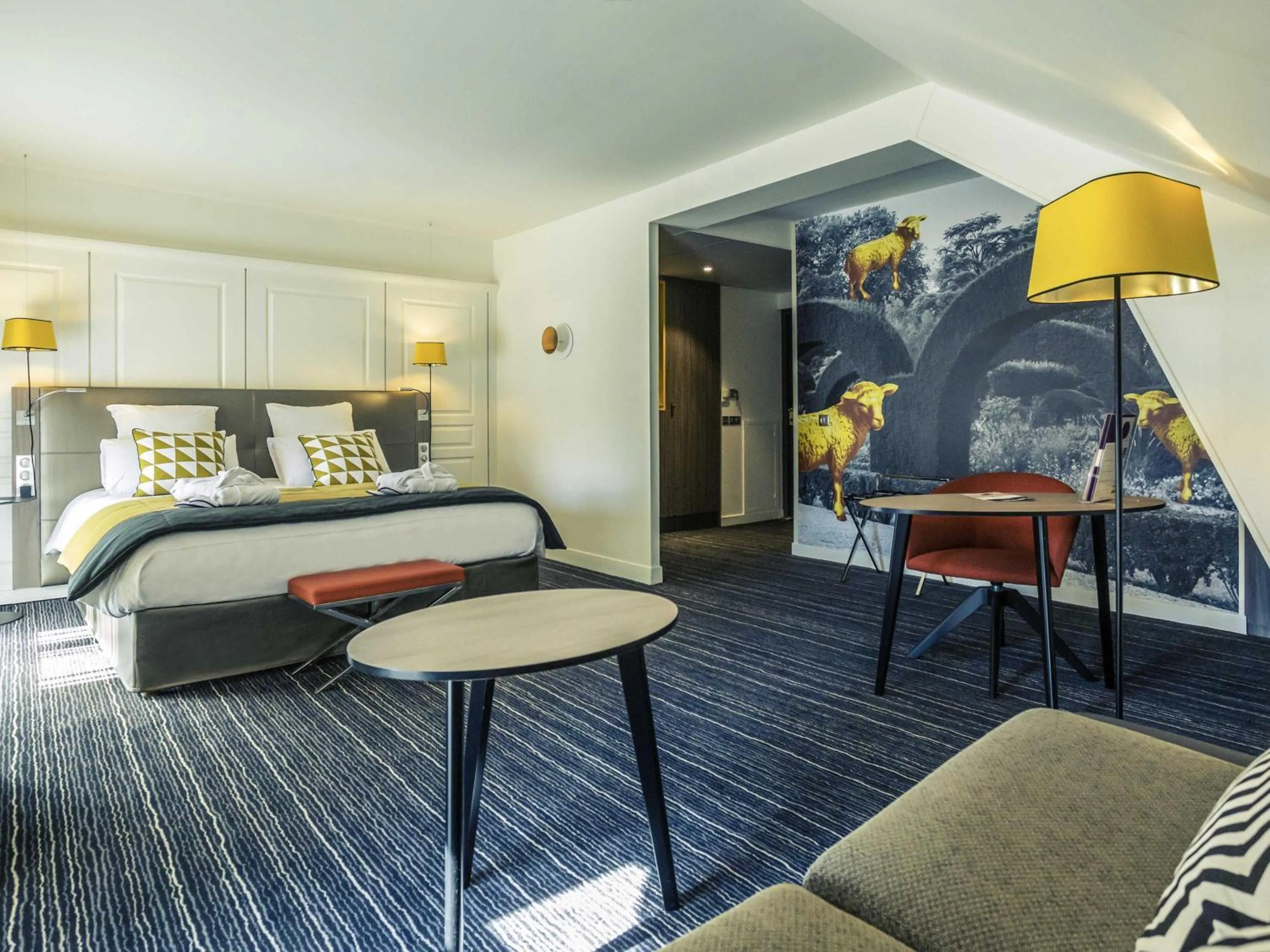 Bedroom, Bed in Hotel De Bourbon Grand Hotel Mercure Bourges