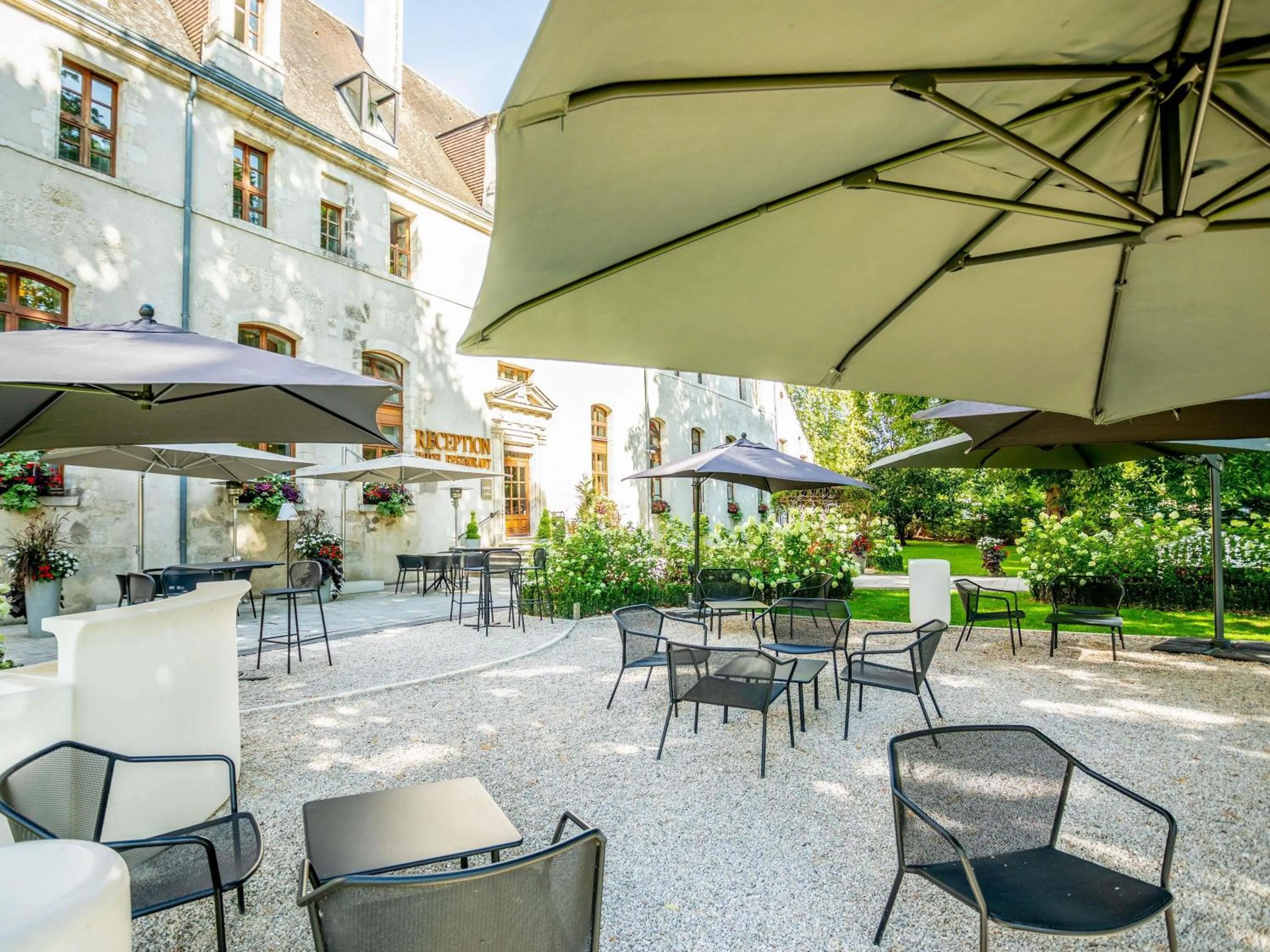 Lounge or bar in Hotel De Bourbon Grand Hotel Mercure Bourges