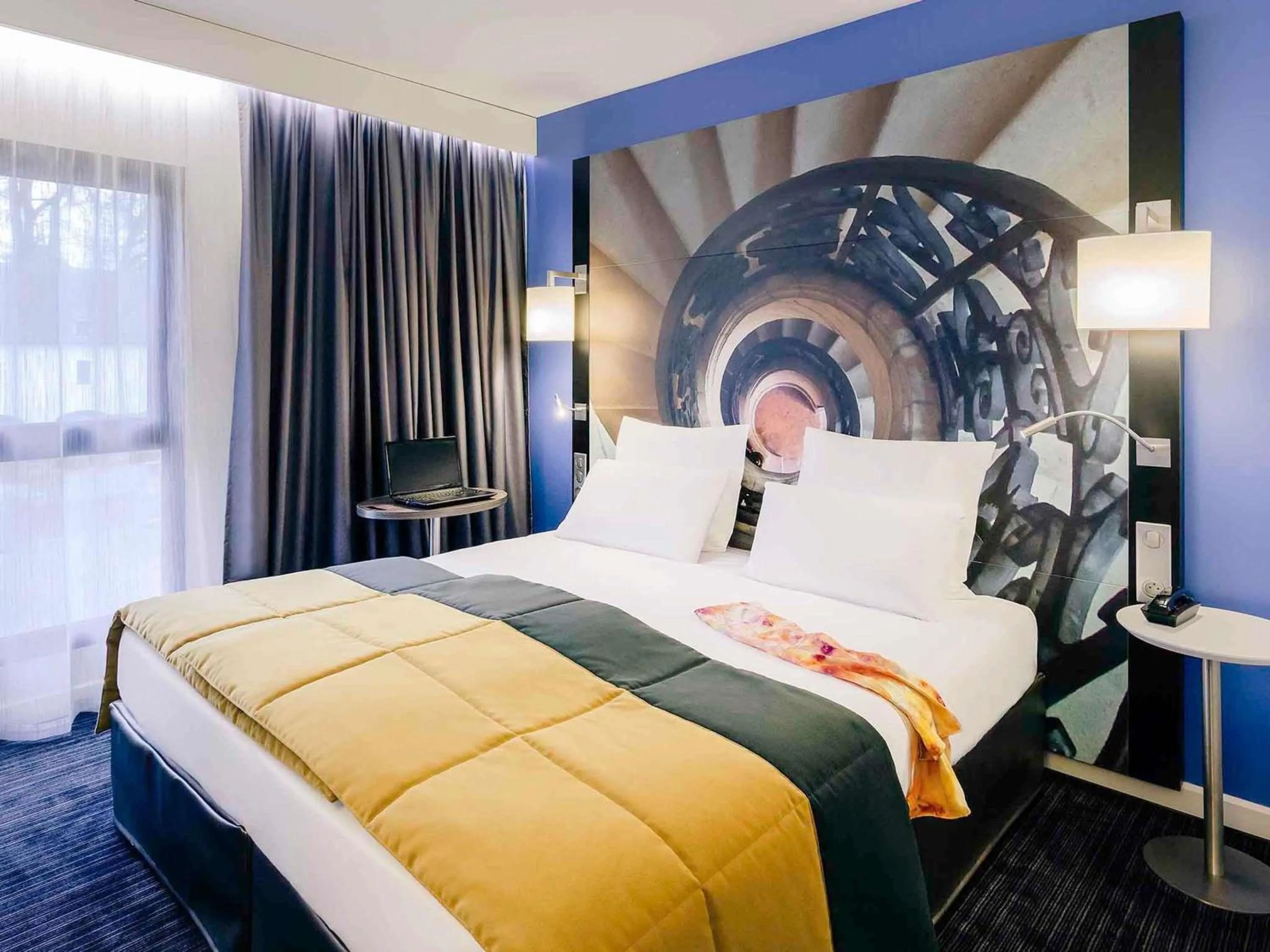 Bedroom, Bed in Hotel De Bourbon Grand Hotel Mercure Bourges