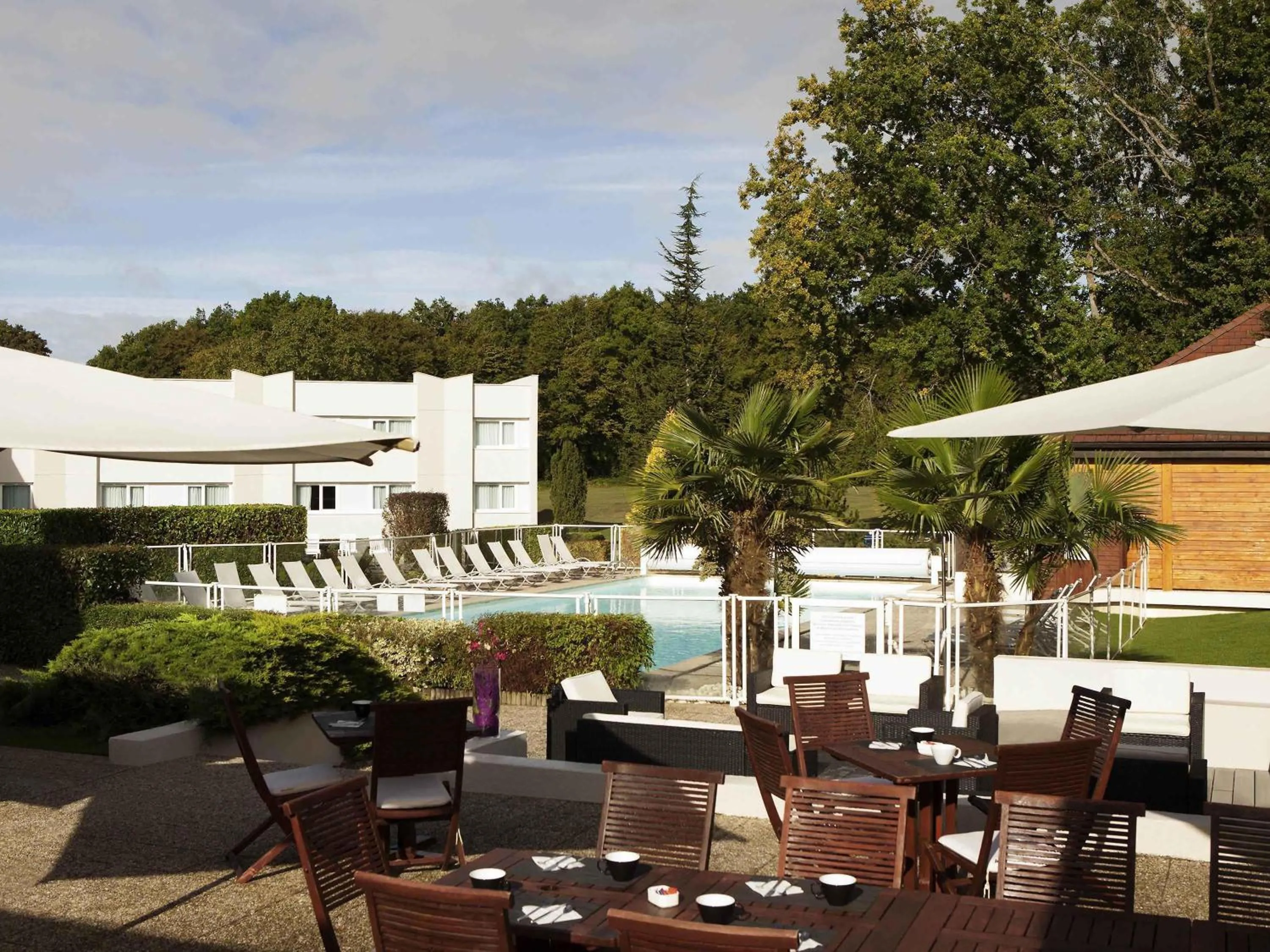 Restaurant/places to eat in Novotel Fontainebleau Ury