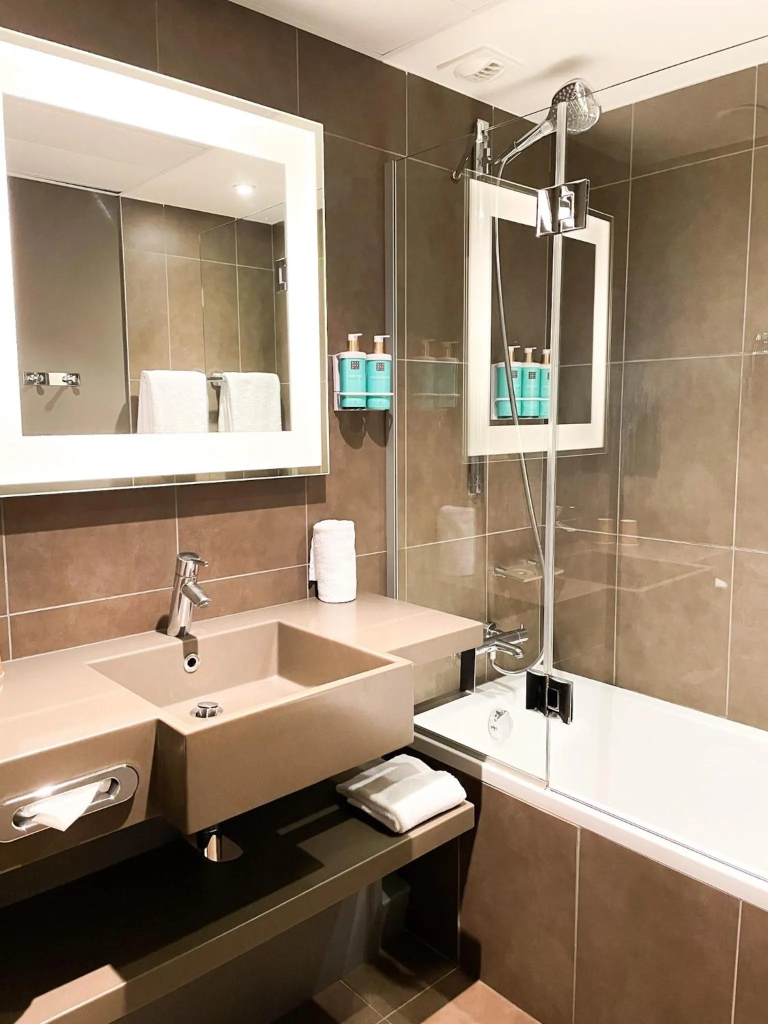 Bathroom in Novotel Fontainebleau Ury