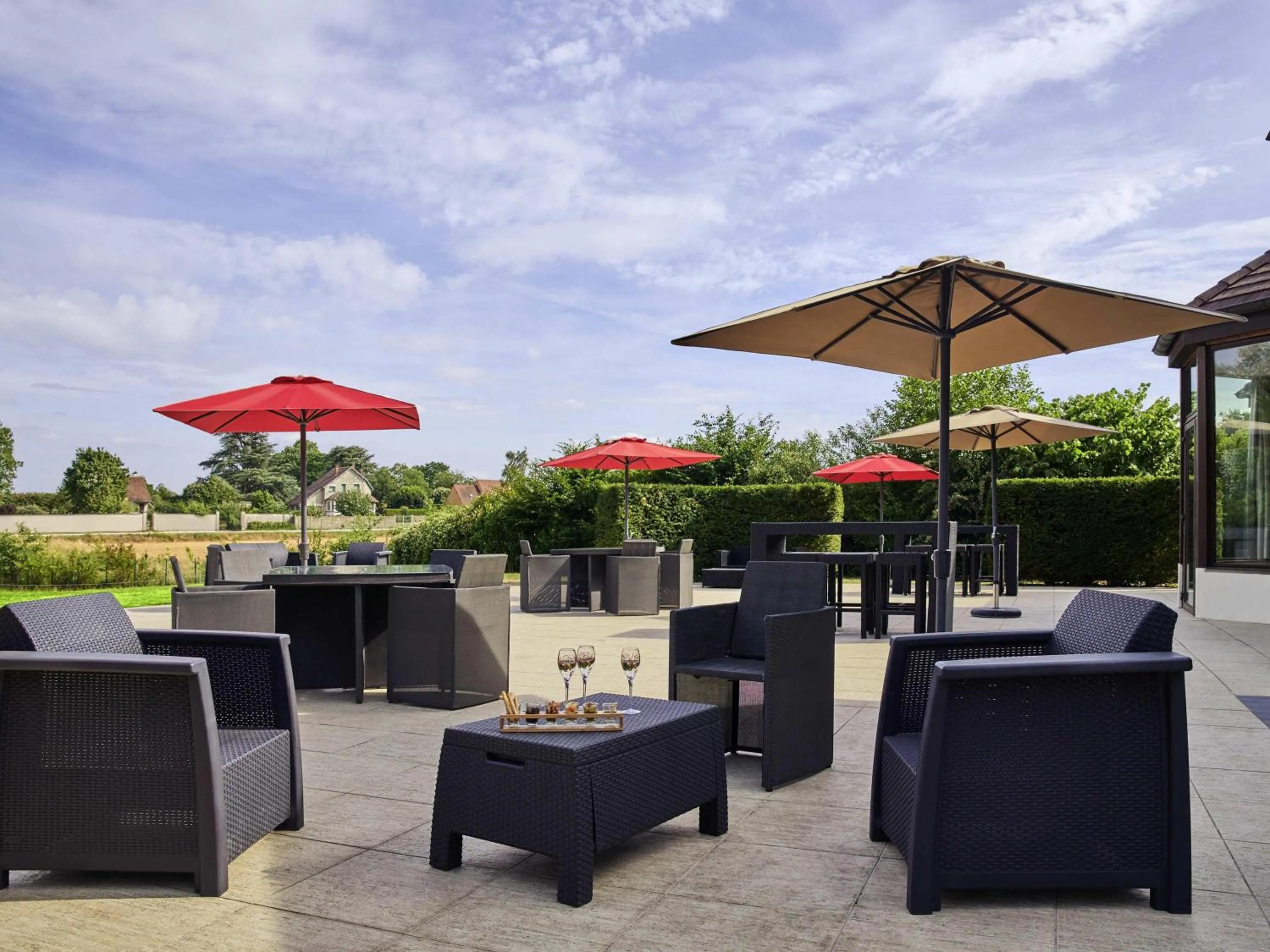 Restaurant/places to eat in Novotel Fontainebleau Ury