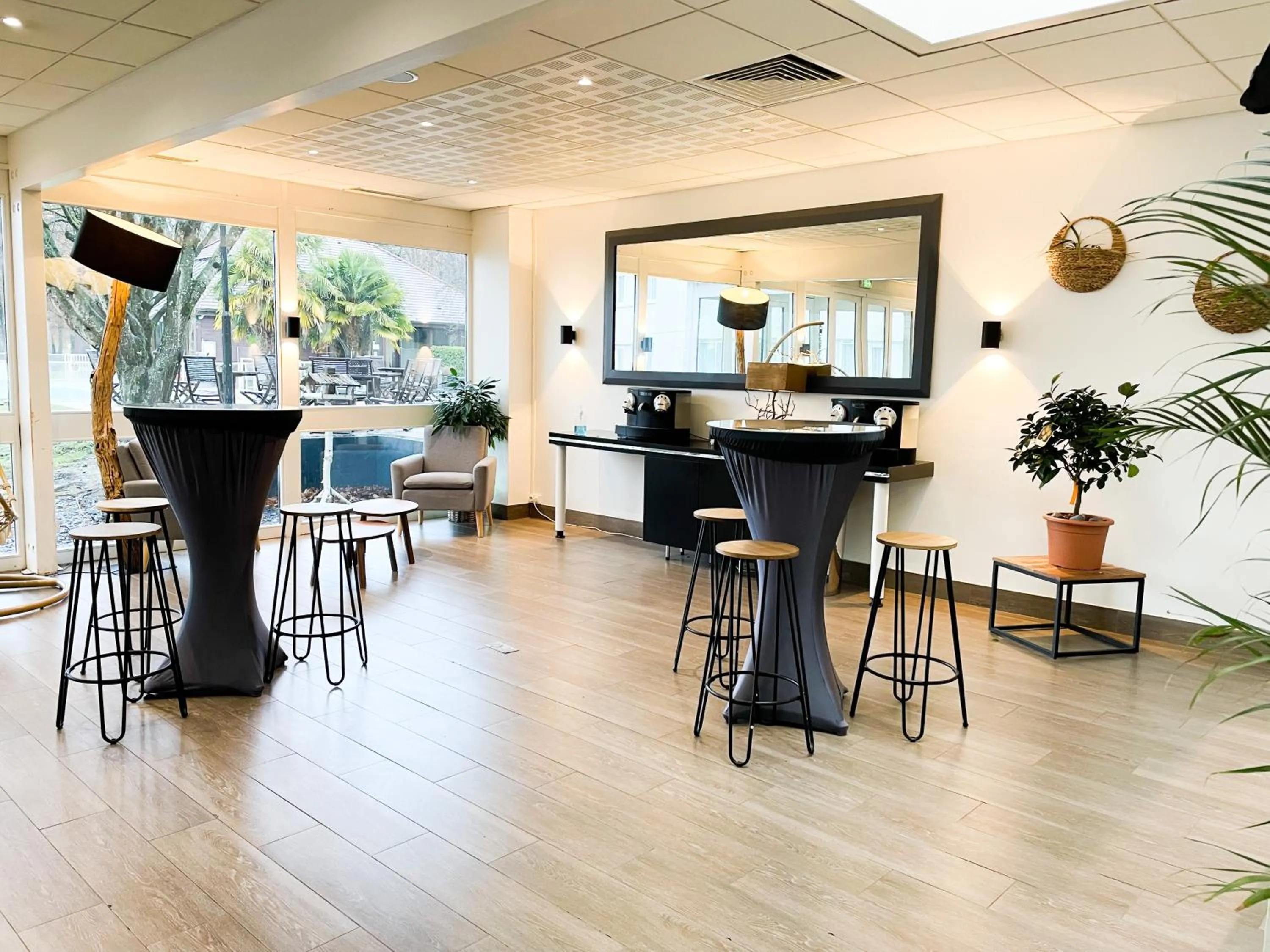 Lobby or reception in Novotel Fontainebleau Ury