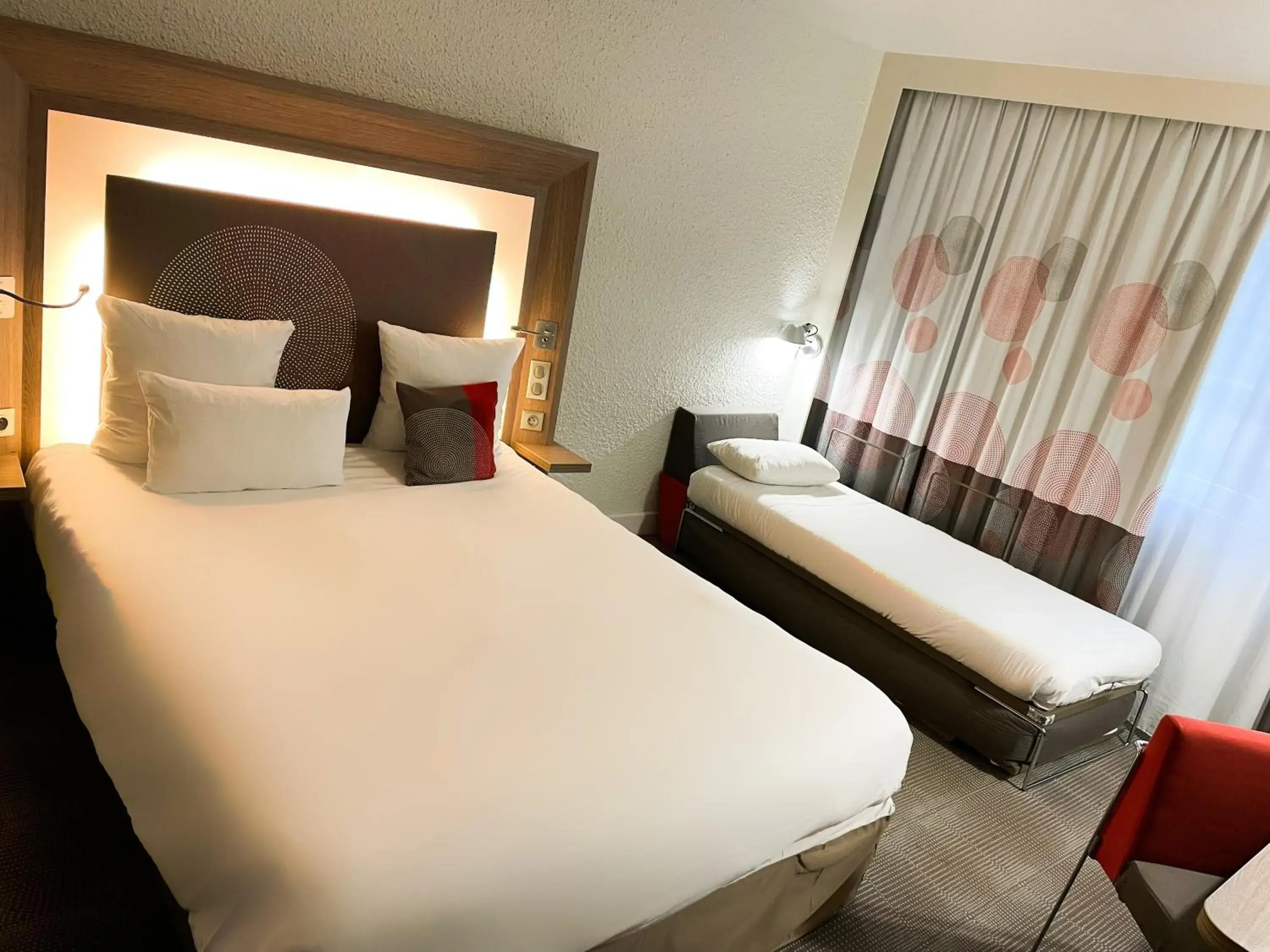 Classic Room With 1 Double Bed And 2 Single Beds in Novotel Fontainebleau Ury Classic Room With 1 Double Bed And 2 Single Beds in Novotel Fontainebleau Ury
