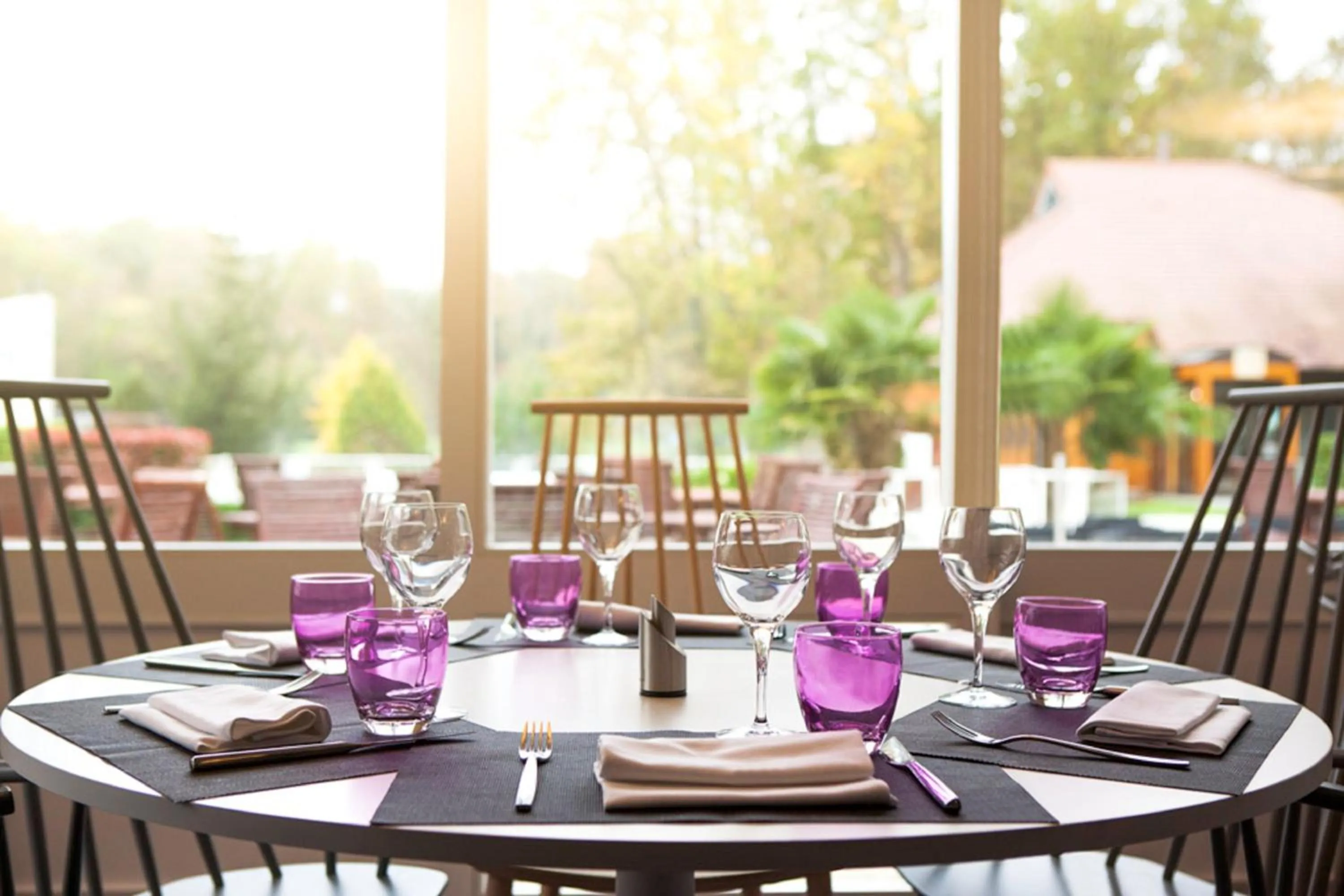 Restaurant/places to eat in Novotel Fontainebleau Ury