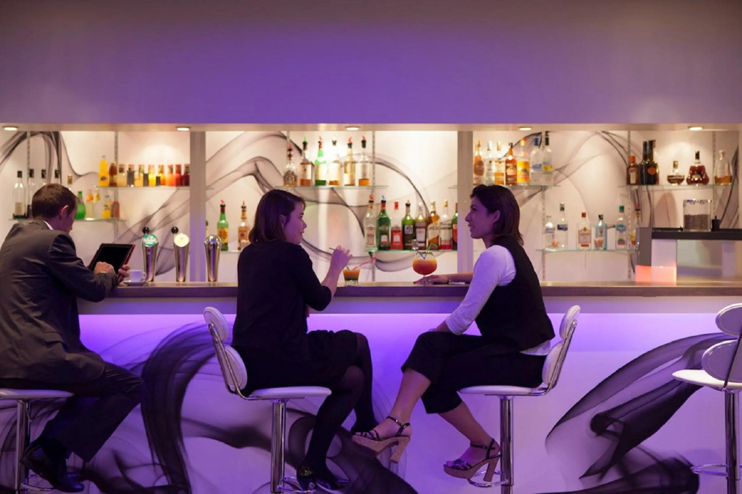 Lounge or bar in Novotel Fontainebleau Ury