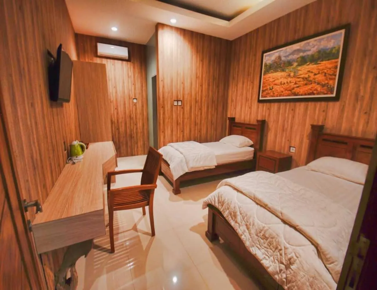 Photo of the whole room, Bed in Omah Joglo Semarang