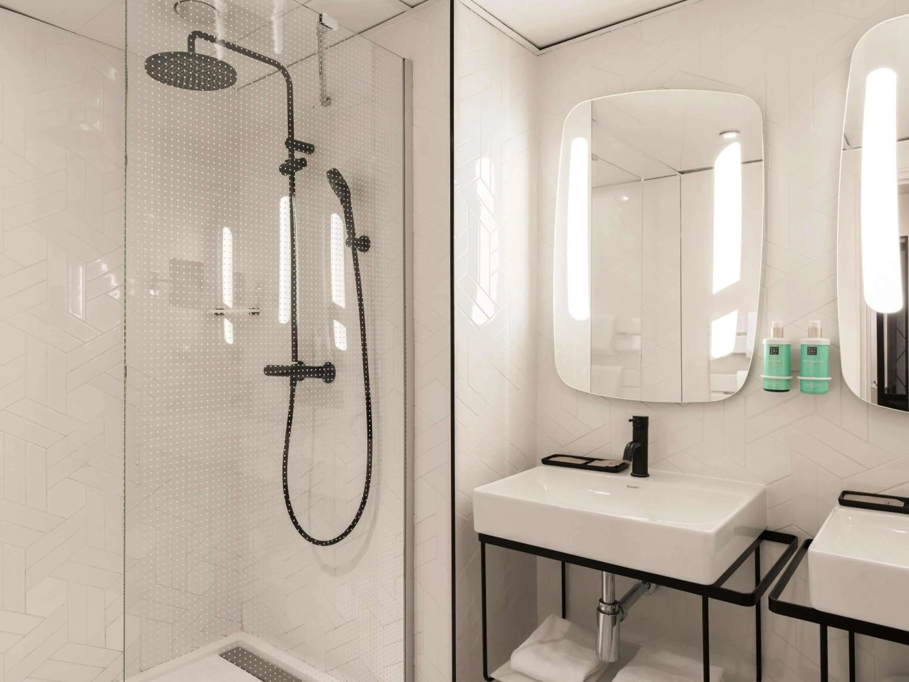 Photo of the whole room in Novotel Paris 17