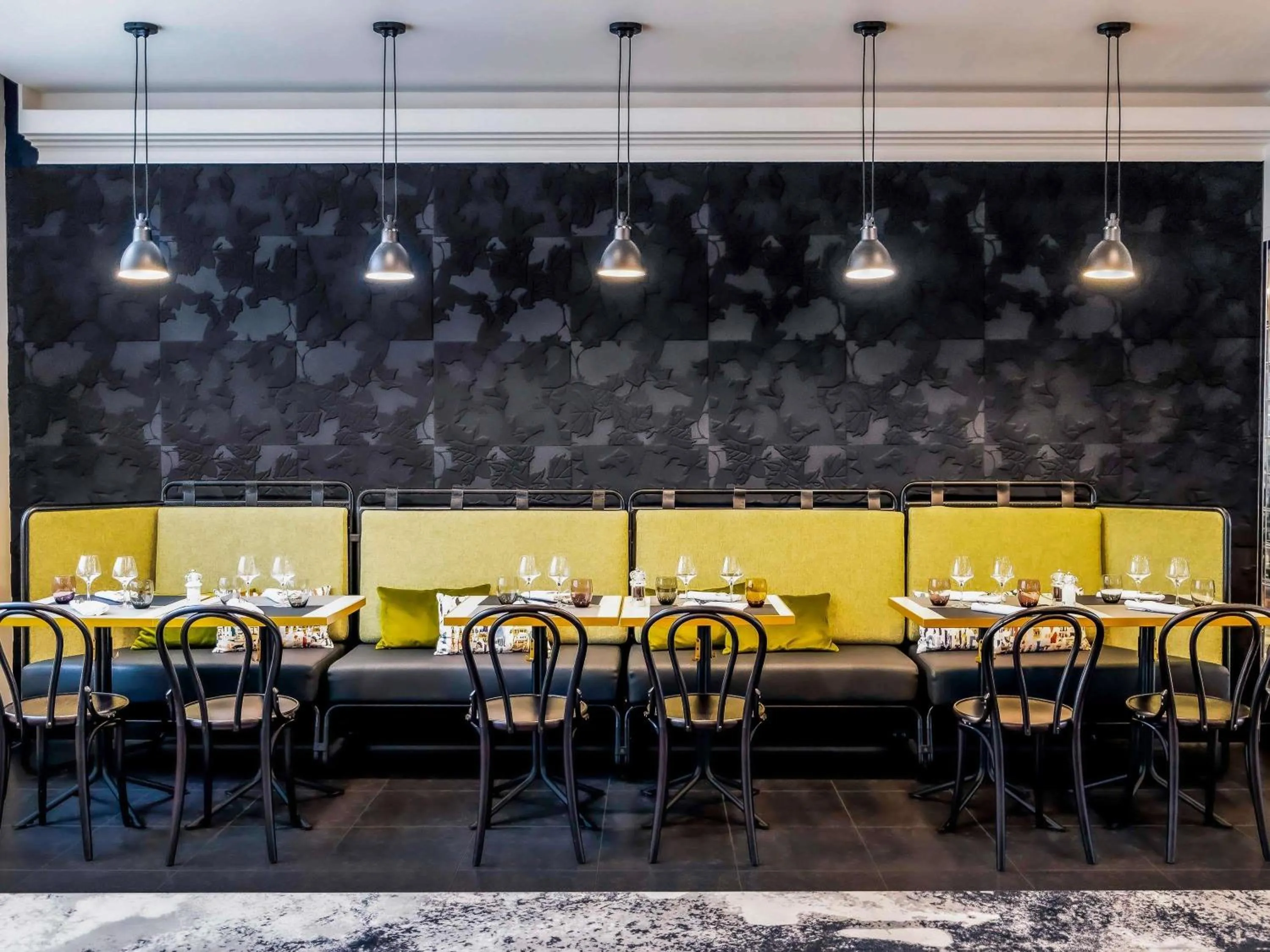 Restaurant/places to eat in Novotel Paris 17