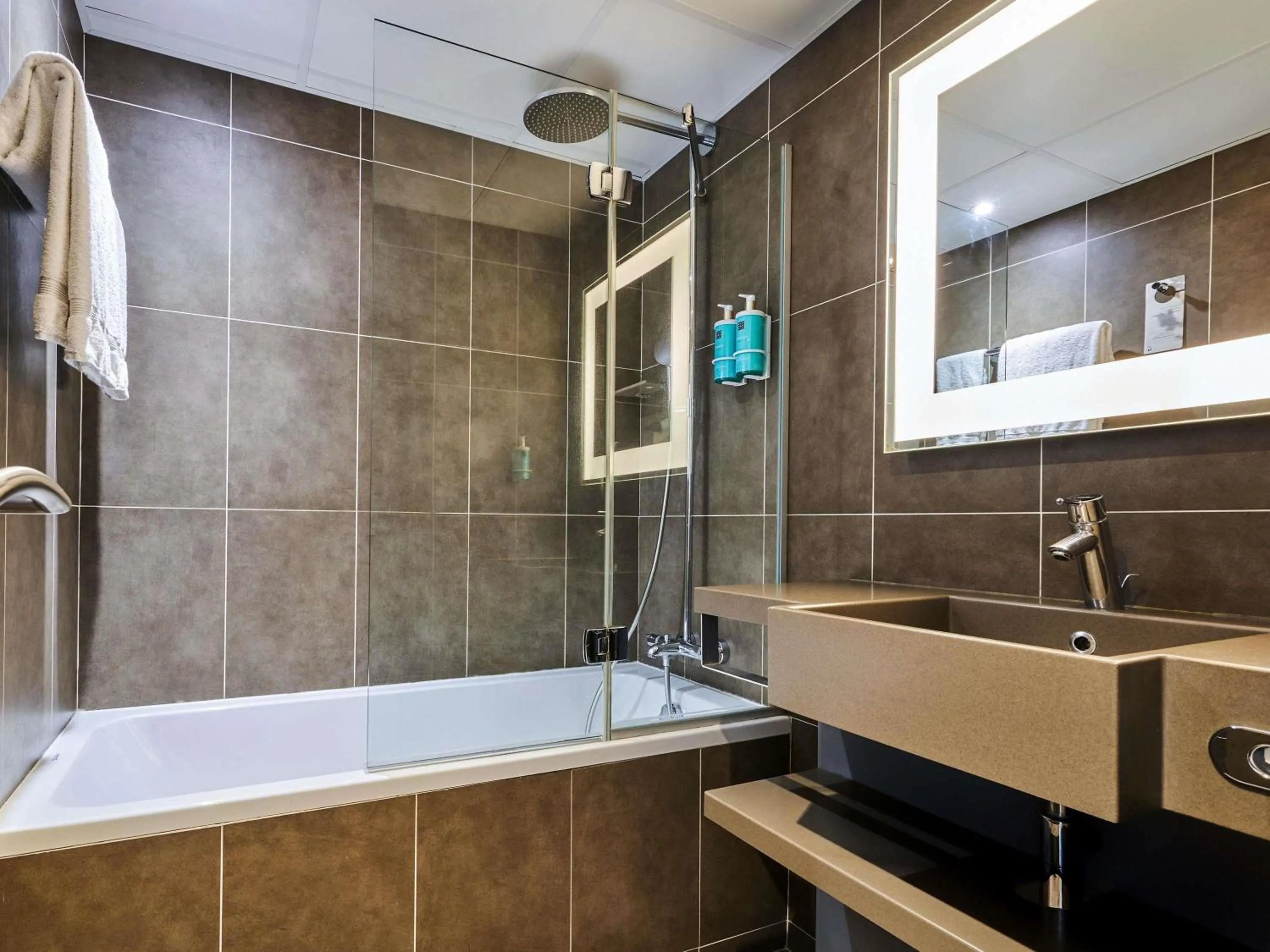 Shower in Novotel Paris 17