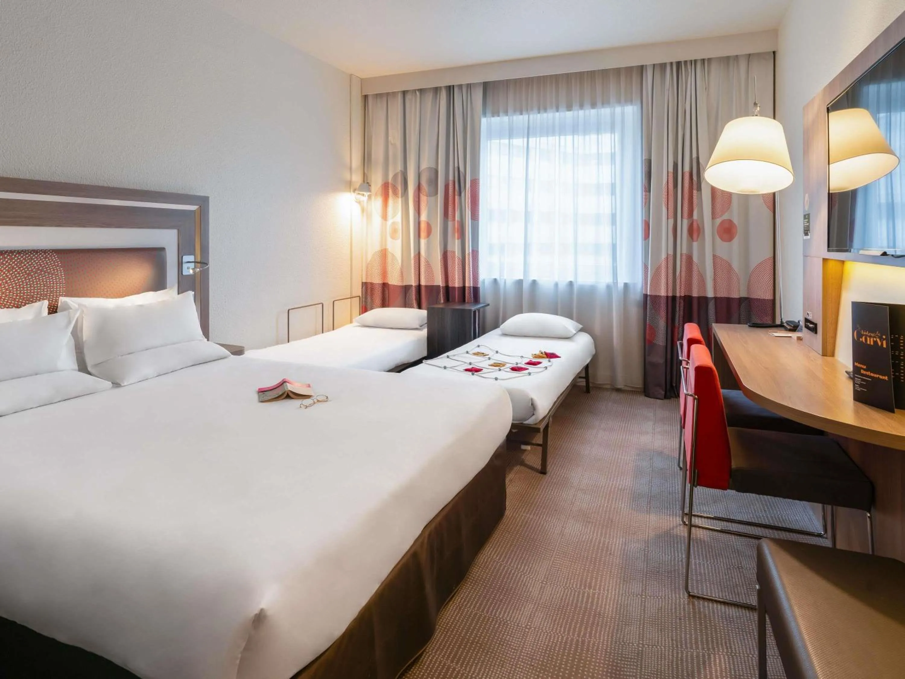 Bedroom, Bed in Novotel Paris 17