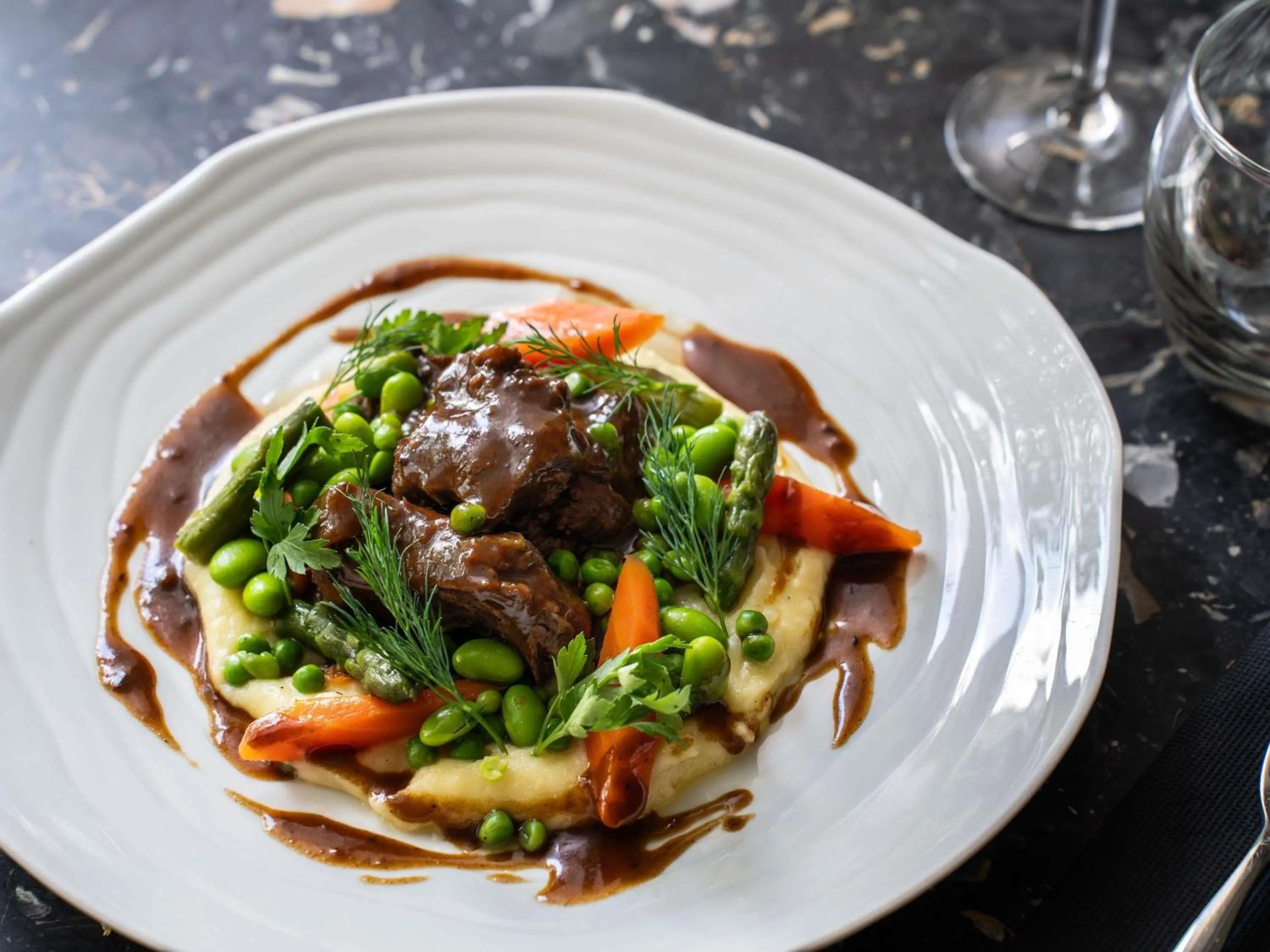 Restaurant/places to eat in Novotel Paris 17