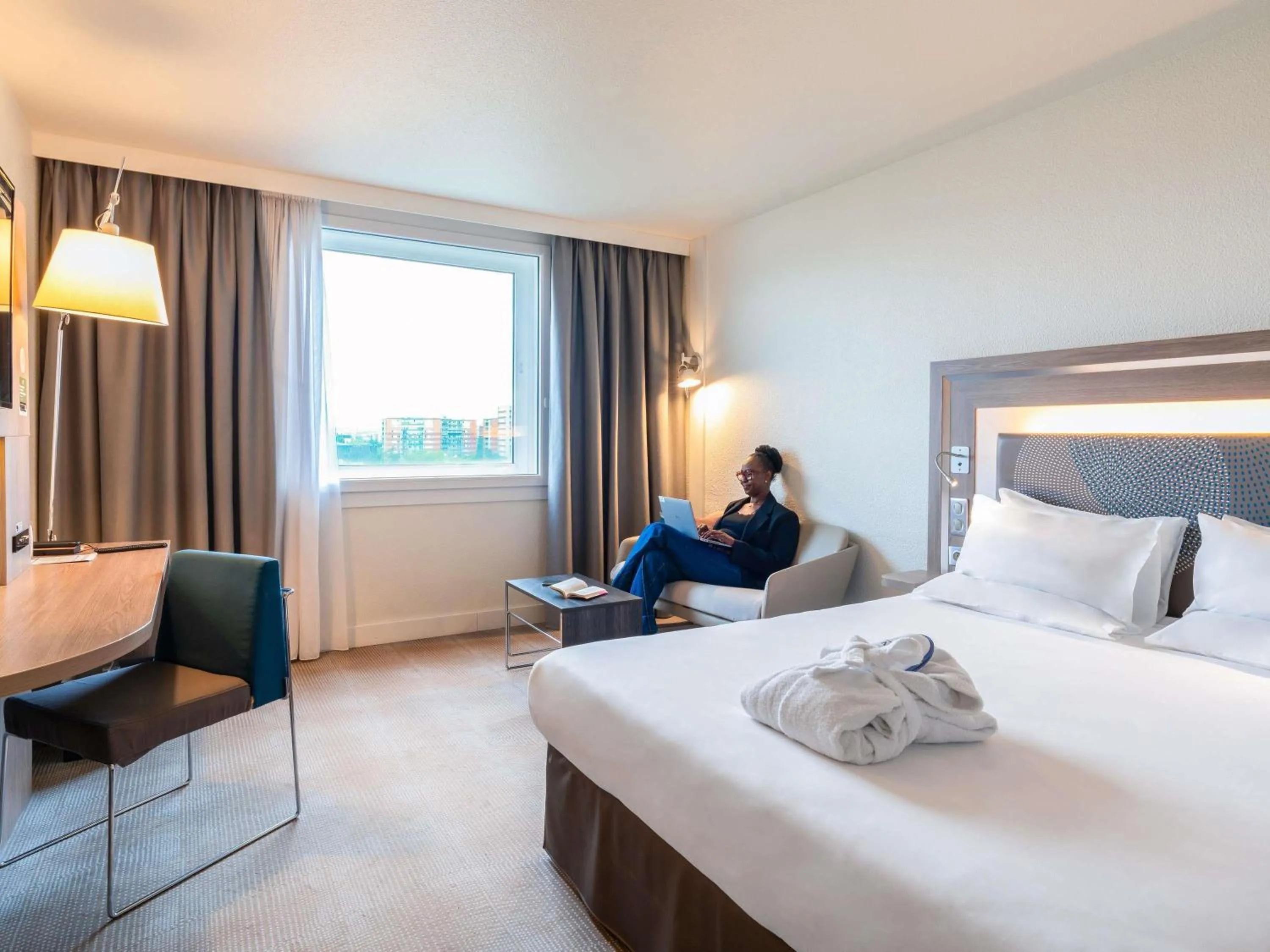 Bedroom, Bed in Novotel Paris 17