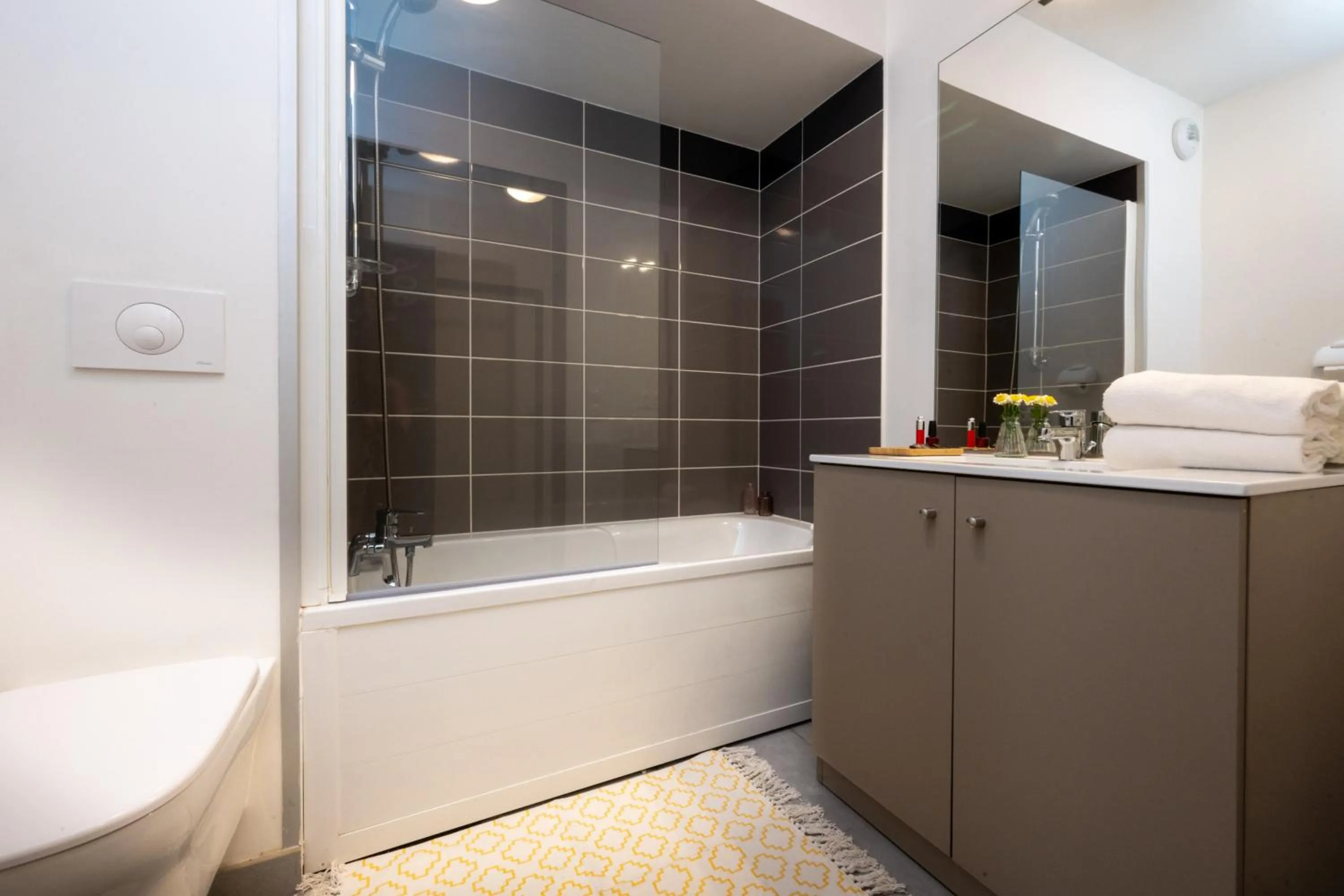 Bathroom in Nemea Appart Hotel Grand Cœur Nancy Centre