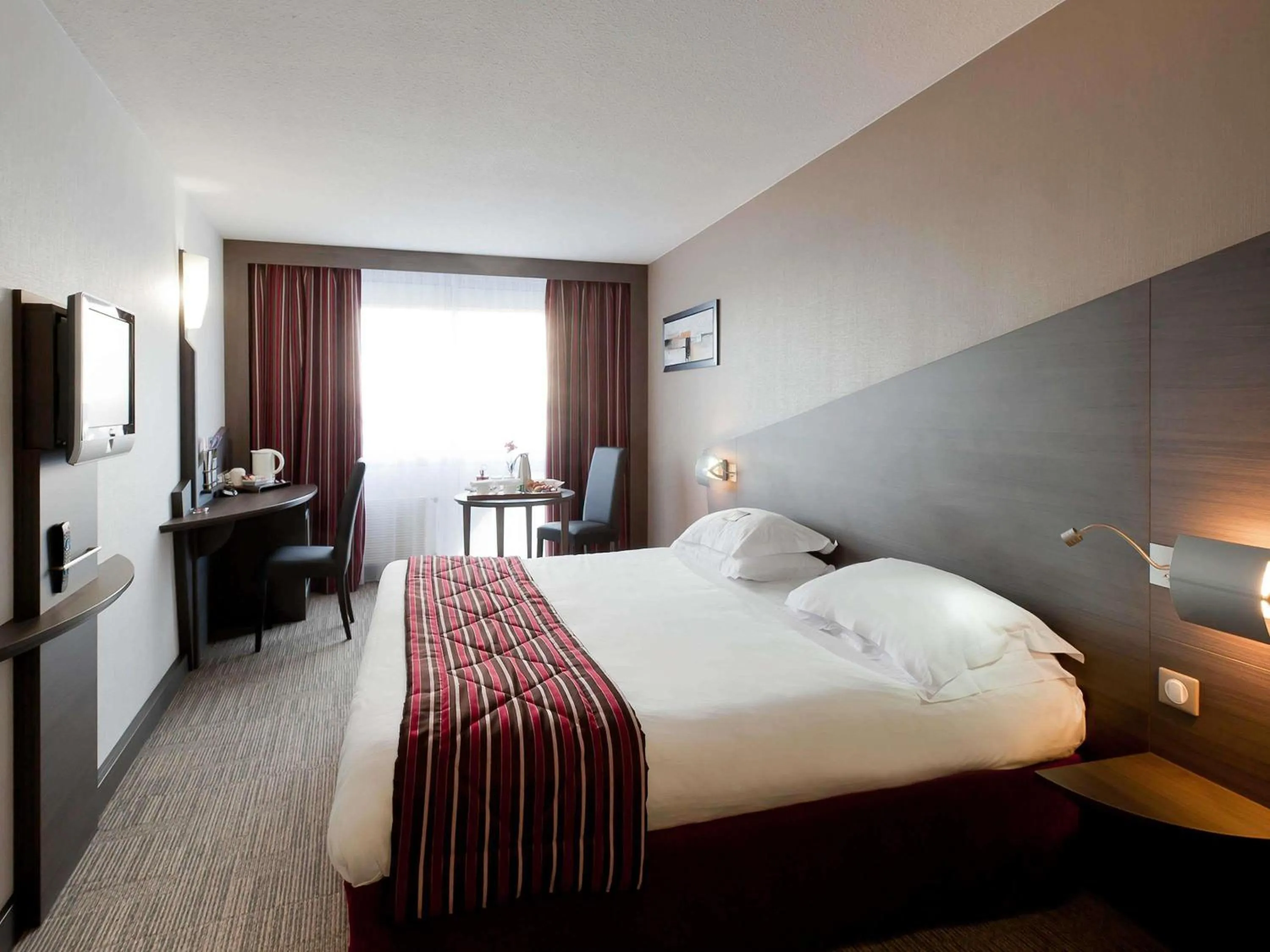 Bedroom, Bed in Mercure Vannes Le Port
