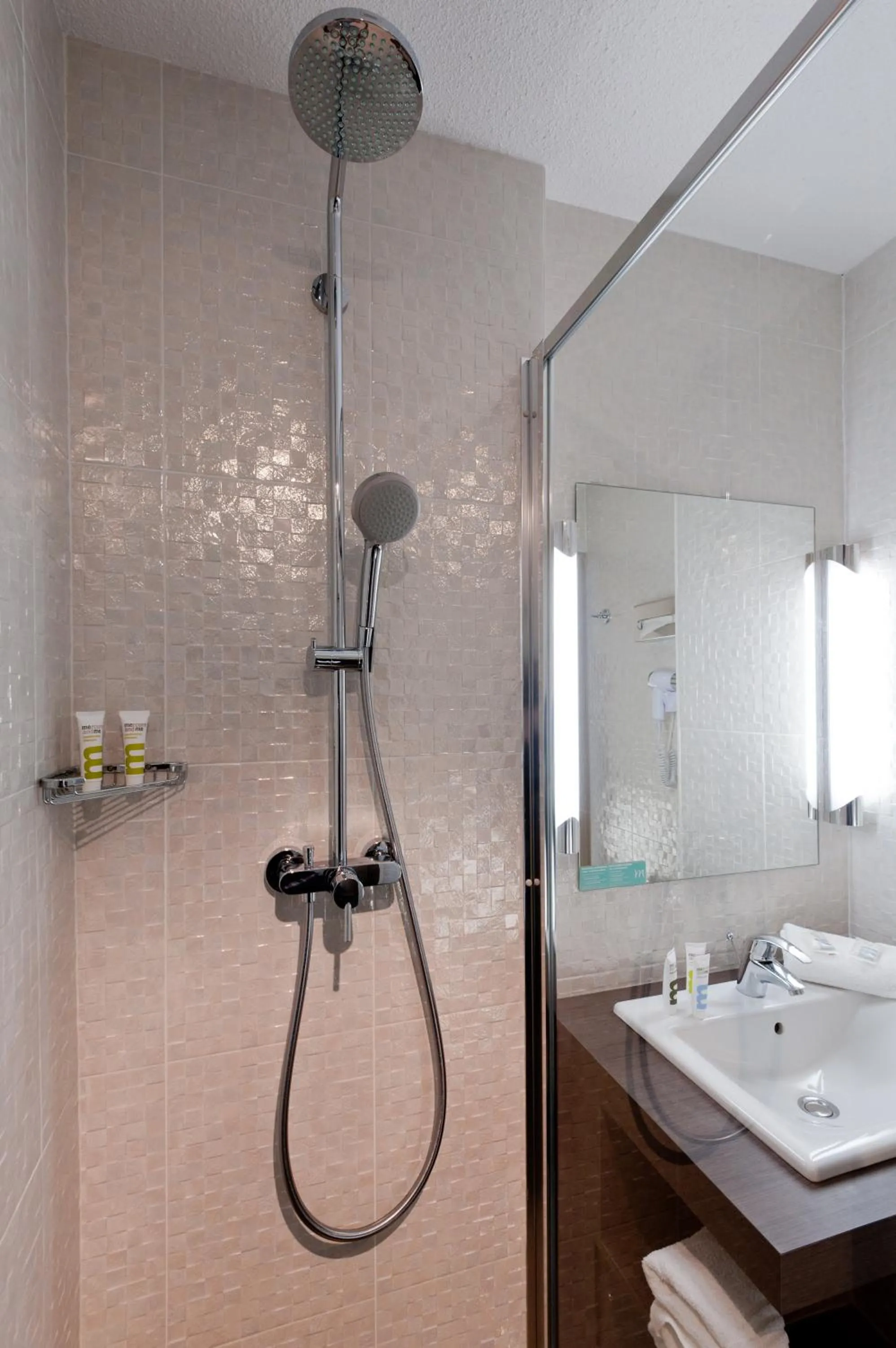 Shower in Mercure Vannes Le Port