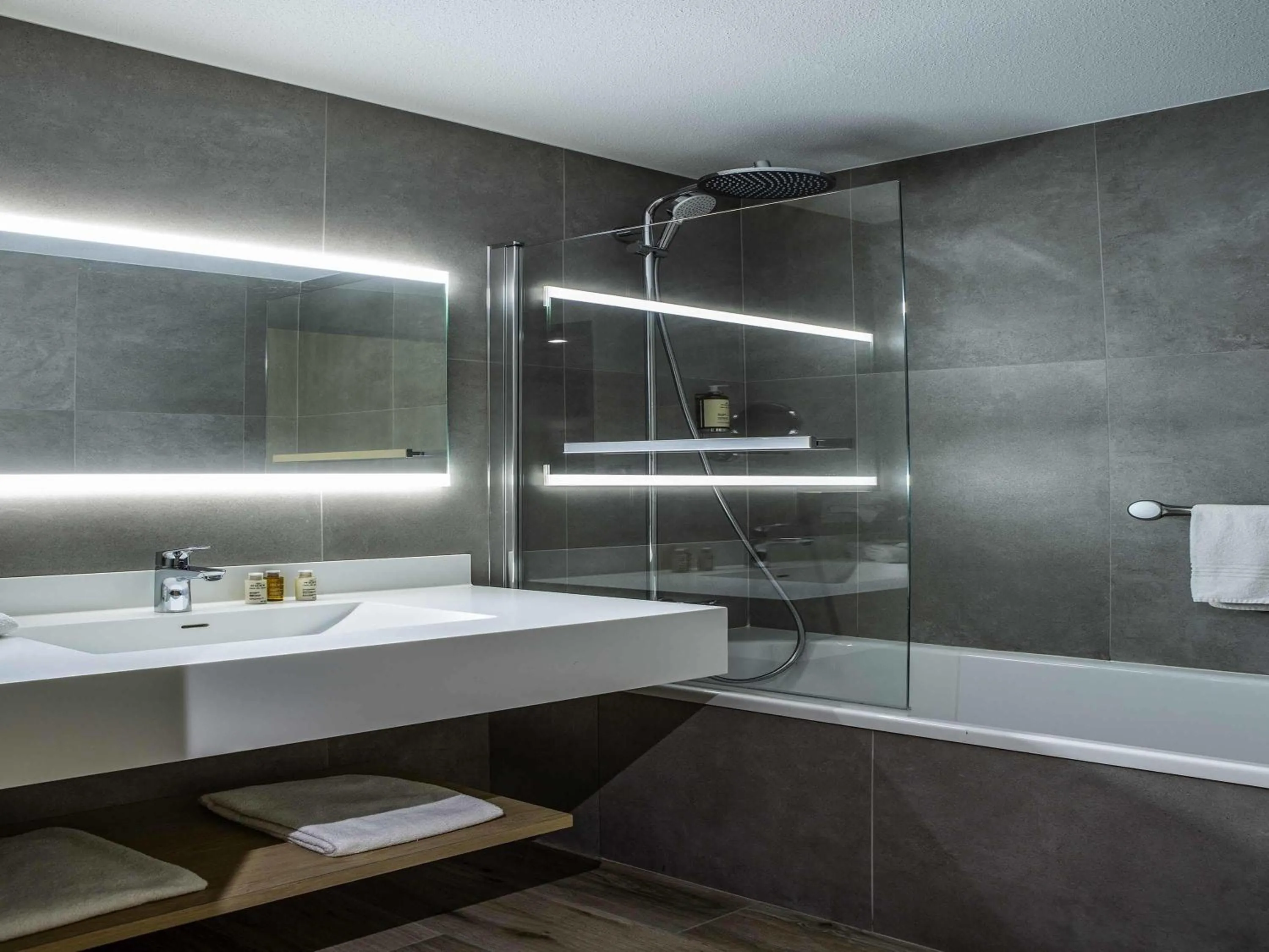 Bedroom in Mercure Vannes Le Port